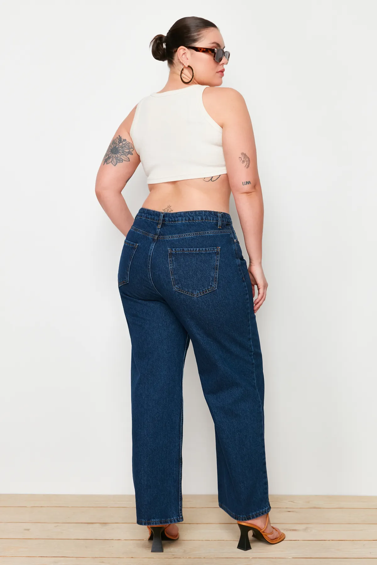 Trendyol Curve  Indigofarbene, weit geschnittene Jeans mit hoher Taille TBBAW23CJ00020