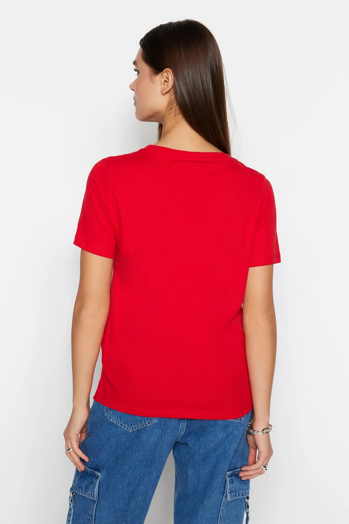 Trendyol Collection  Rotes Basic-Strick-T-Shirt mit V-Ausschnitt aus 100 % Baumwolle TWOSS23TS00001