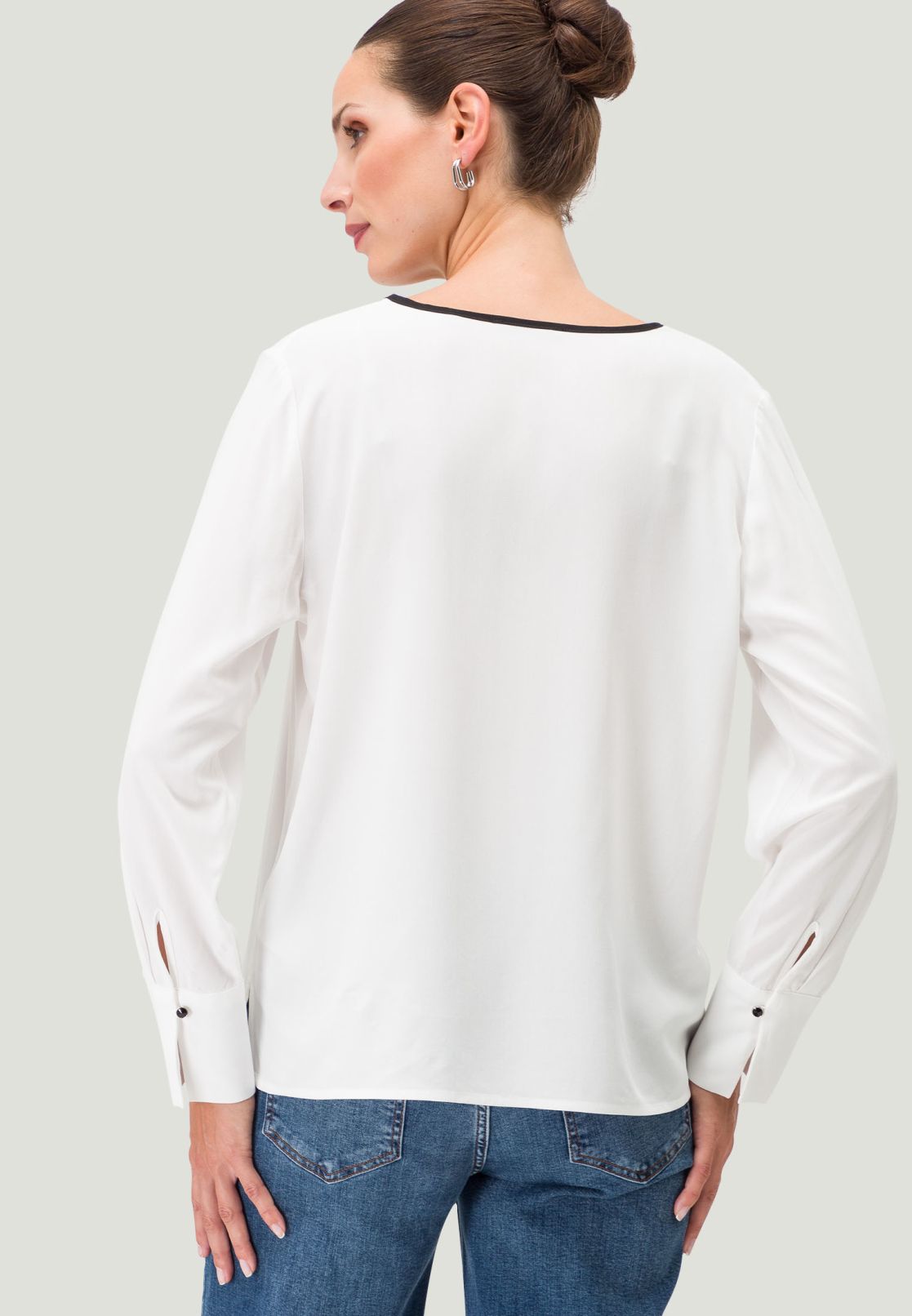 Viskosebluse mit Kontrastpaspel