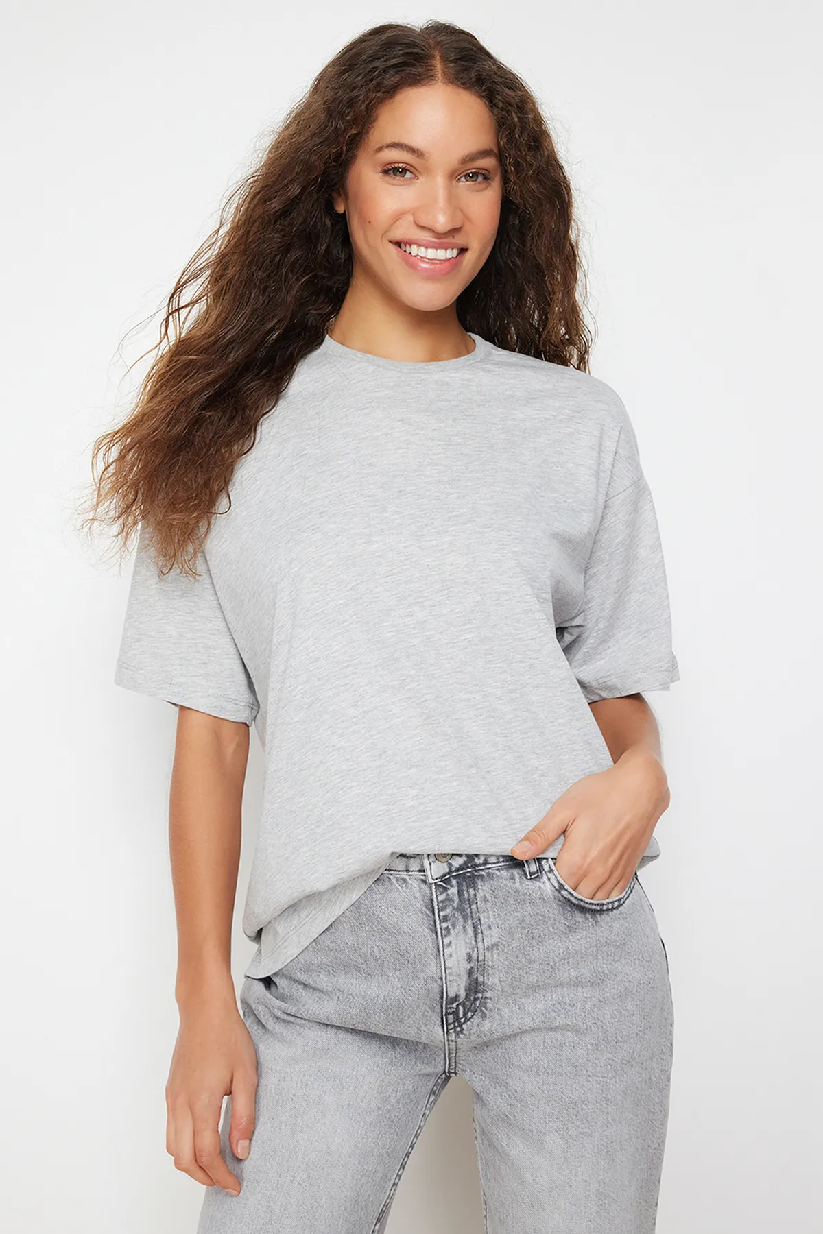 Trendyol Collection  Grau meliertes Boyfriend-T-Shirt mit Rundhalsausschnitt – 100 % Baumwolle, weite Passform TWOSS20TS0134