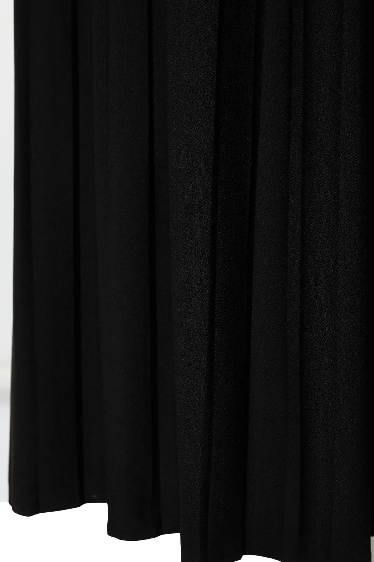 Trendyol Modest  Schwarzes, plissiertes Scuba-Strickkleid mit Rock TCTAW24EL00000