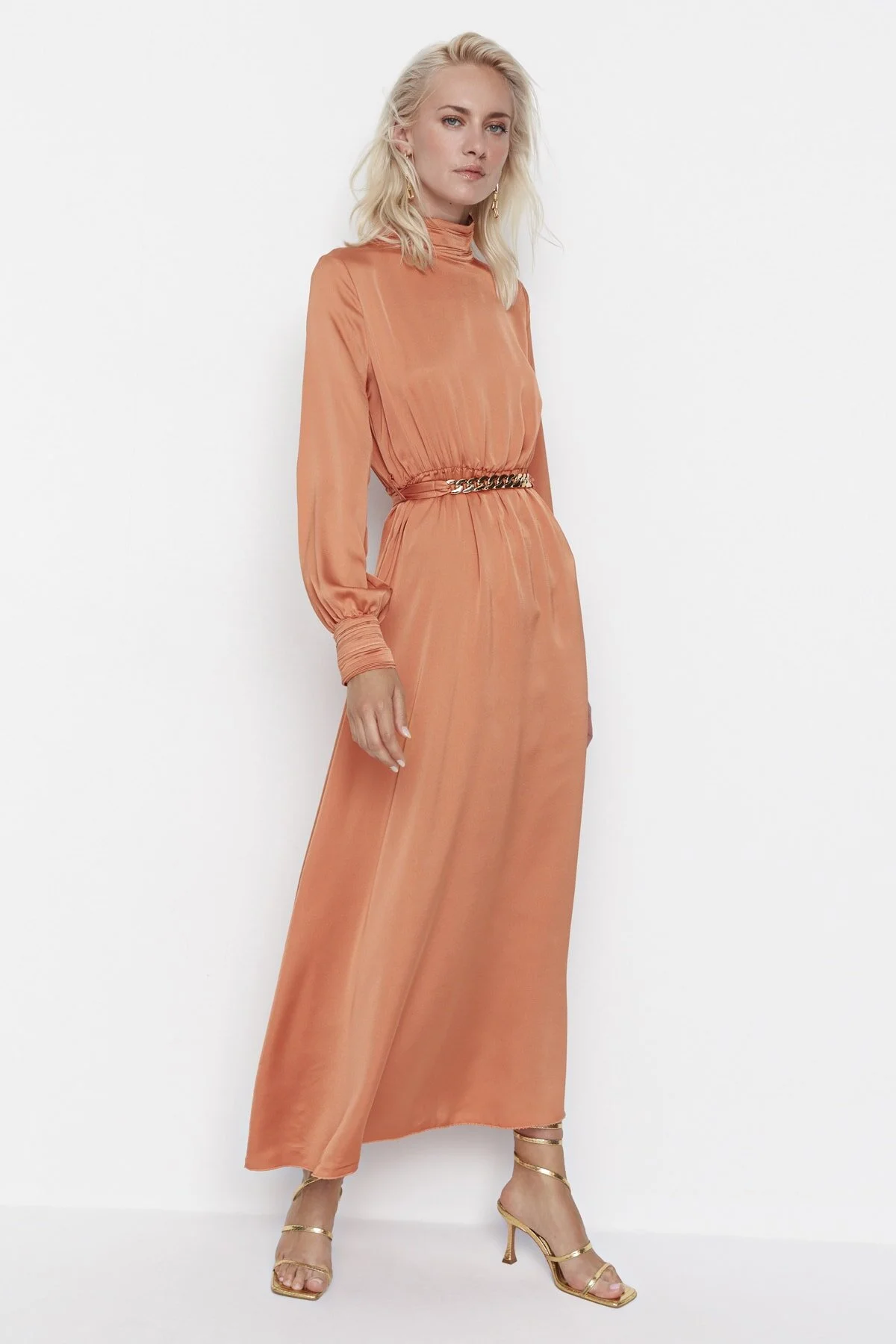 Trendyol Modest  Orangefarbenes gewebtes Abendkleid mit drapiertem Kragen und Manschetten, Gürtel TCTSS22EB0142