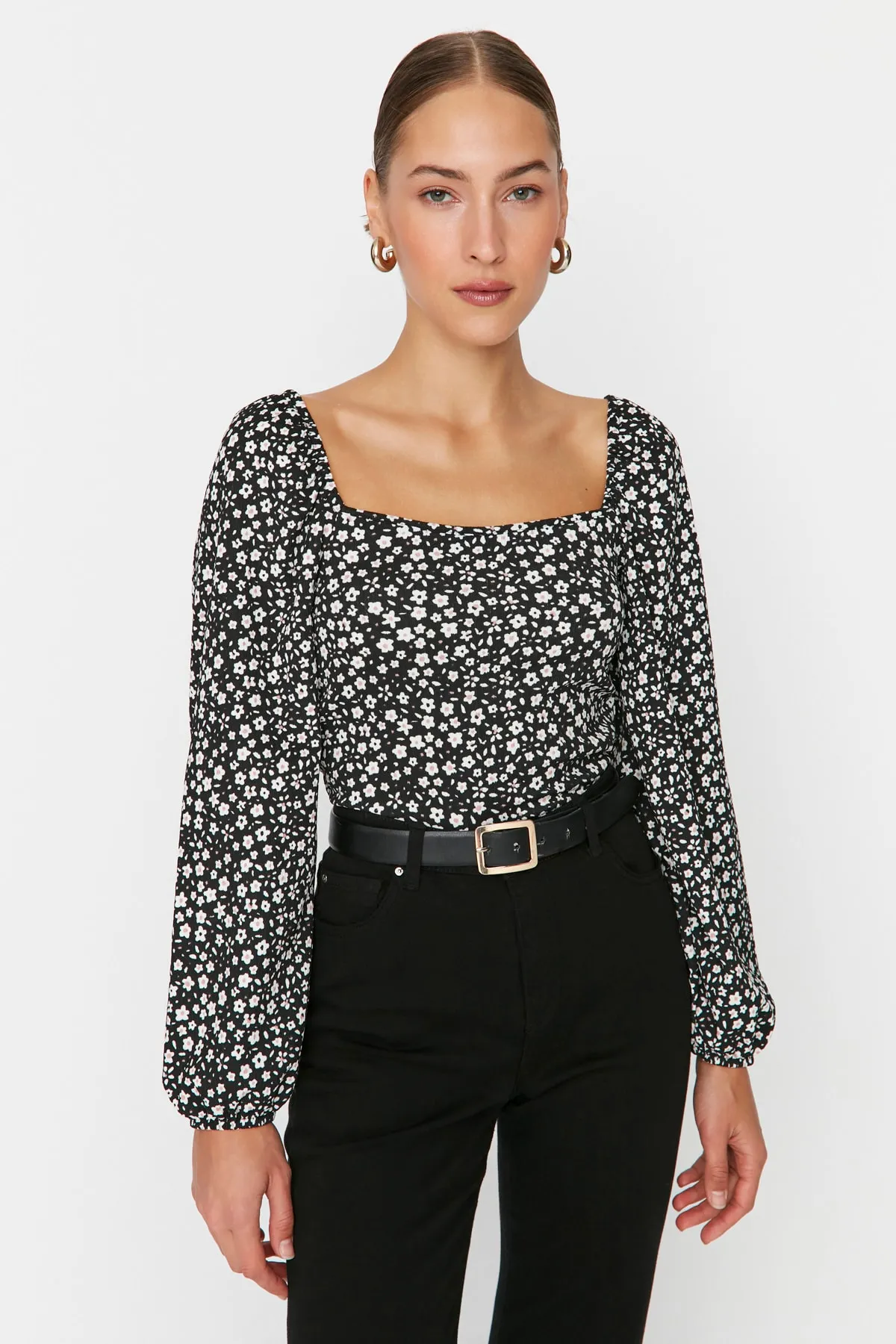 Trendyol Collection  Schwarzer, figurbetonter Pullover mit quadratischem Ausschnitt und strukturierter Strickbluse mit Blumenmuster TWOAW22BZ0254