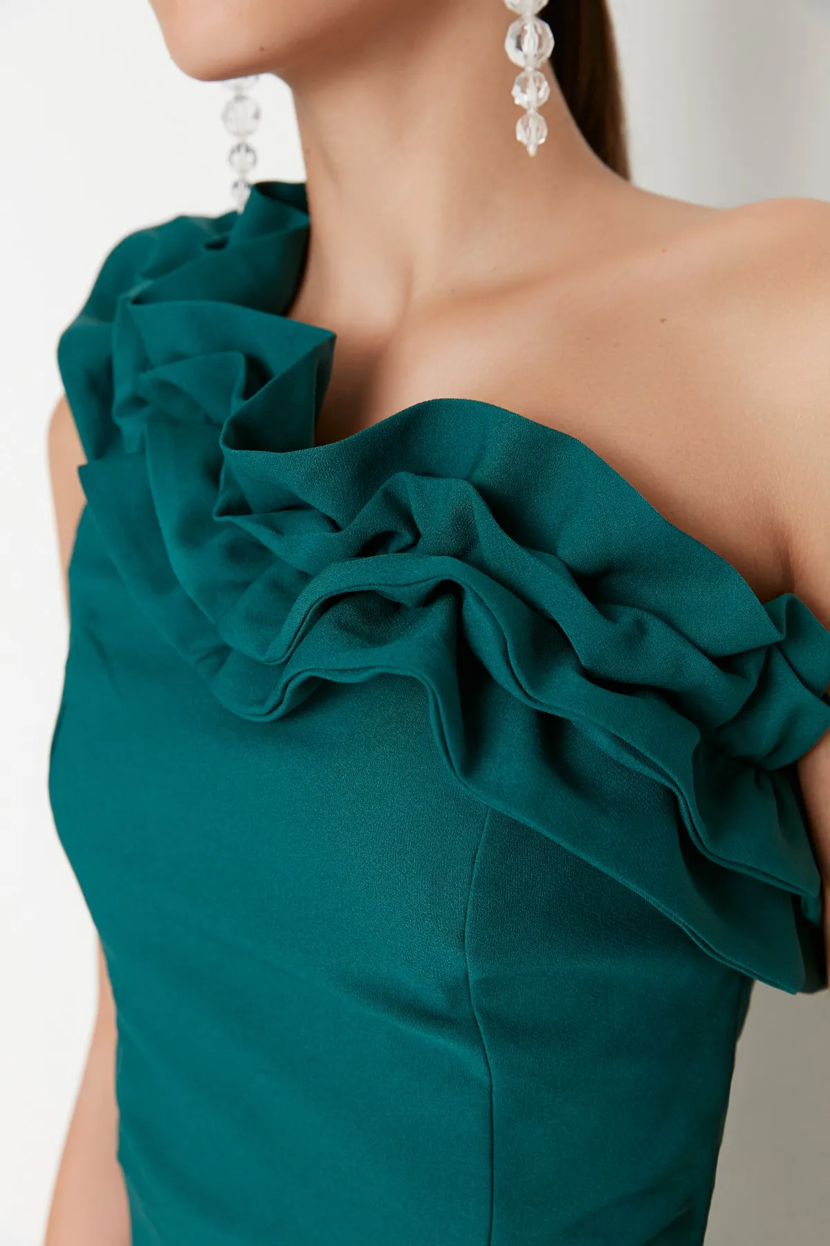 Trendyol Collection  Smaragdgrünes, gewebtes, langes Abendkleid mit Volants TPRSS21AE0044