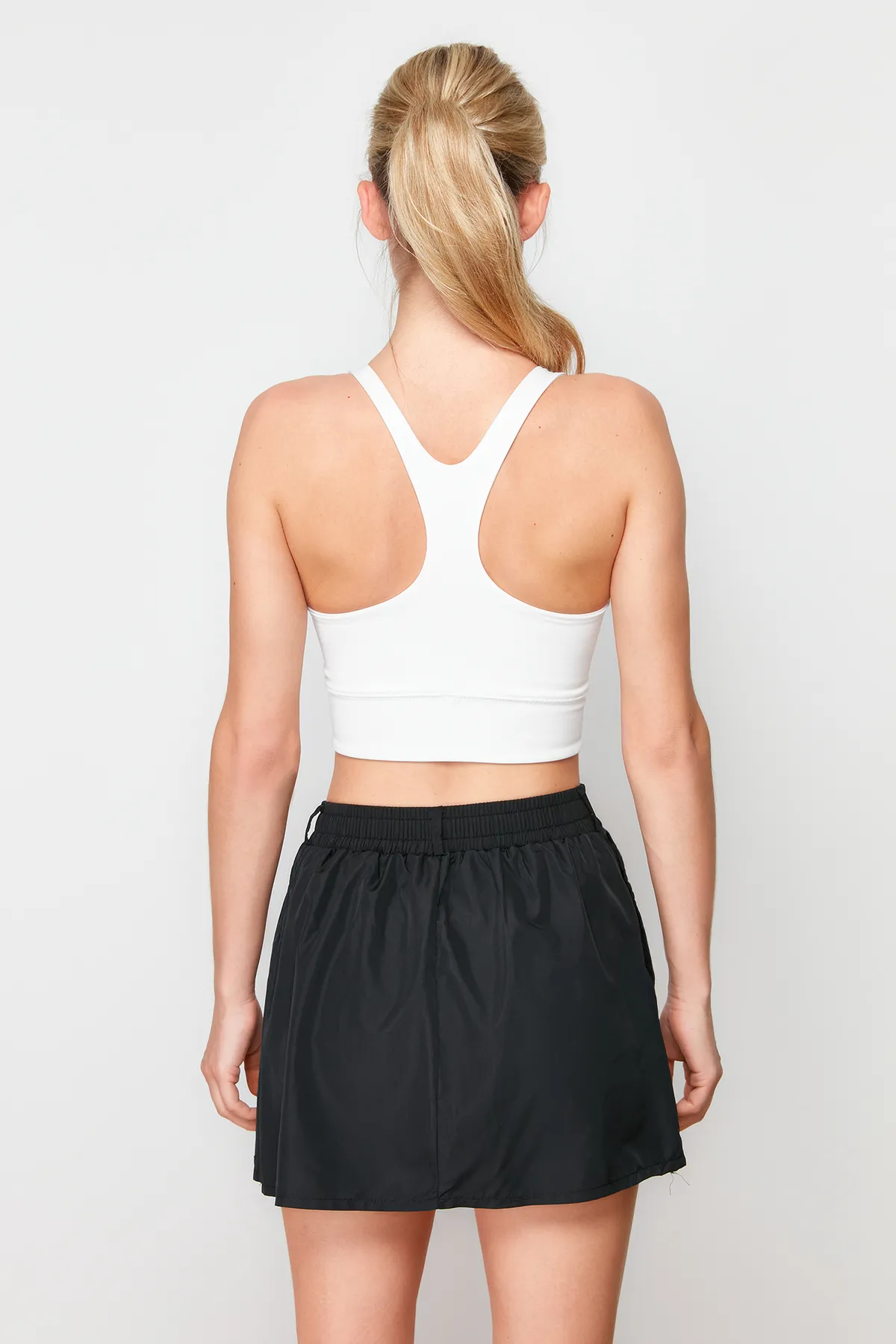 Trendyol Collection  Weißer, gestützter/formender Neckholder-Sport-BH aus Strick THMSS24SS00032
