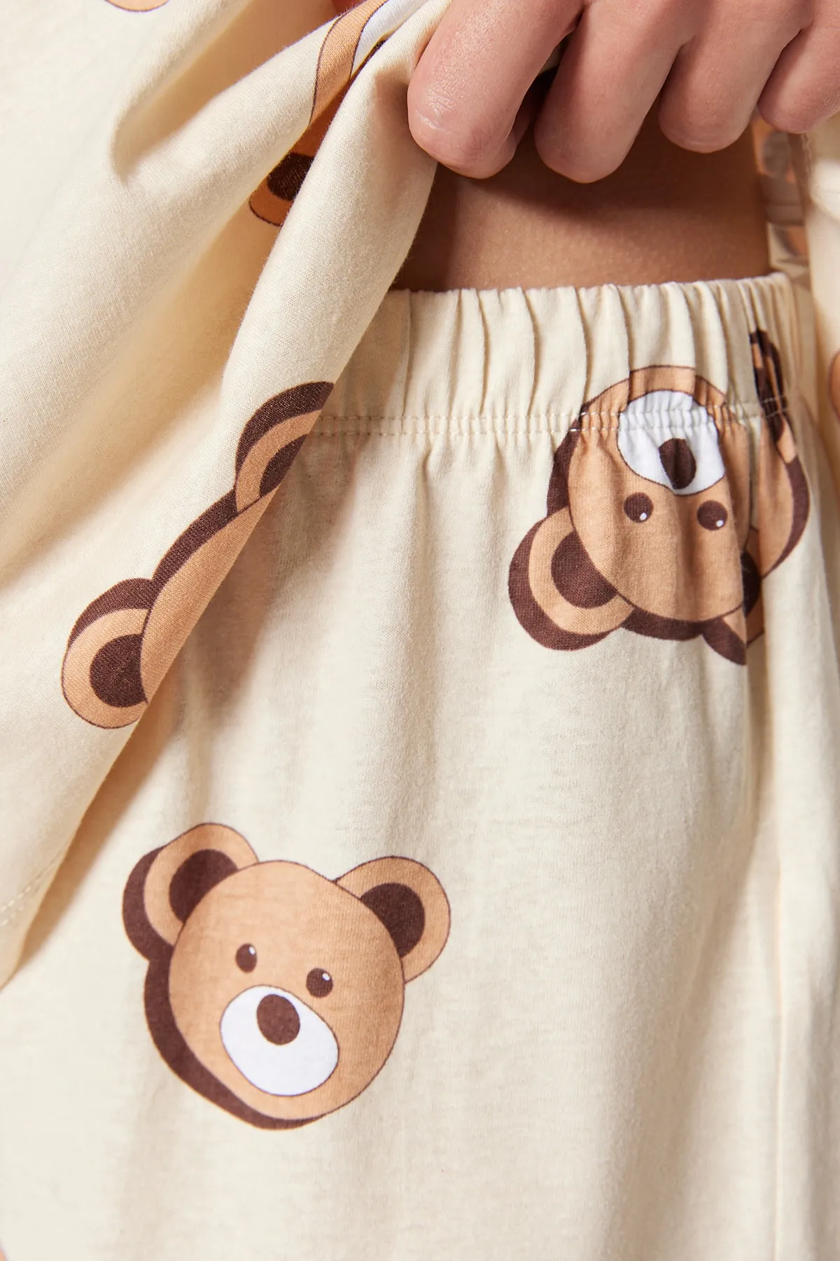 Trendyol Collection  Ecru gestricktes Pyjama-Set aus 100 % Baumwolle mit Teddybär-Muster und T-Shirt-Shorts THMSS23PT00005