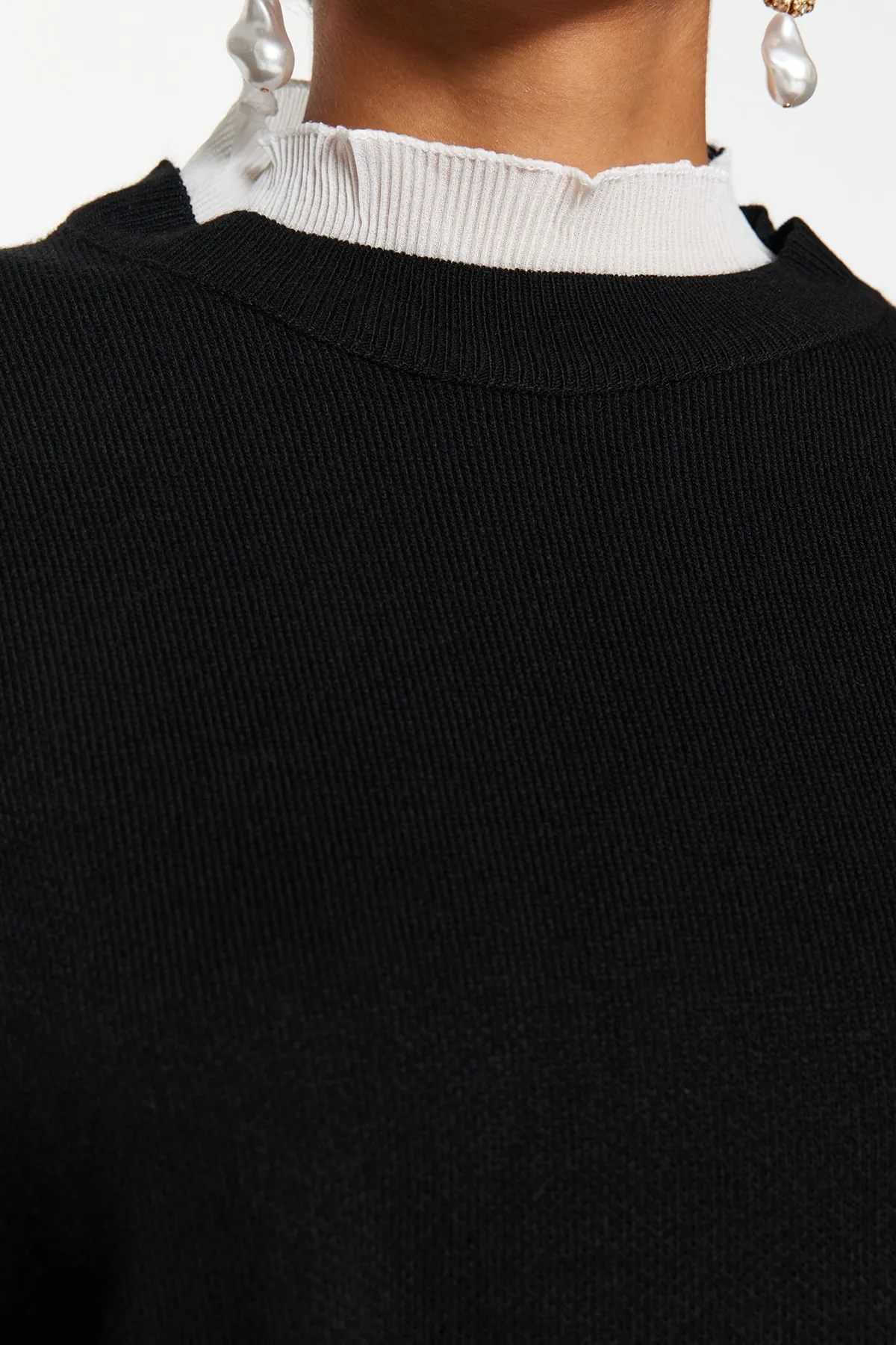 Trendyol Modest  Schwarzes Strickkleid mit Perlendetail TCTAW24EB00001