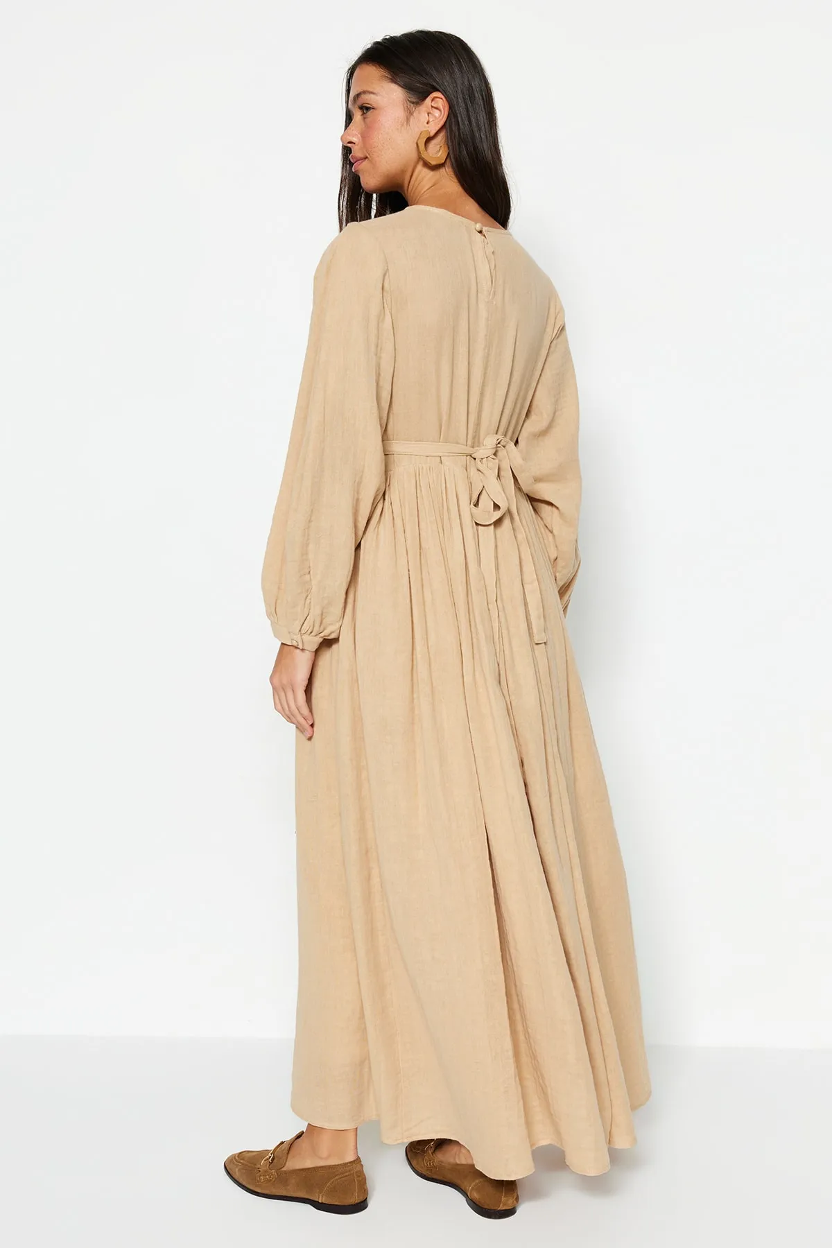 Trendyol Modest  Nerzfarbenes Kleid aus 100 % gewebtem Musselin mit Gürtel und bequemer Passform, gefüttert, TCTSS23EB00048