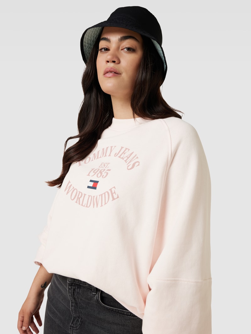 PLUS SIZE Sweatshirt mit Label-Print Modell 'WORLDWIDE' in rosa