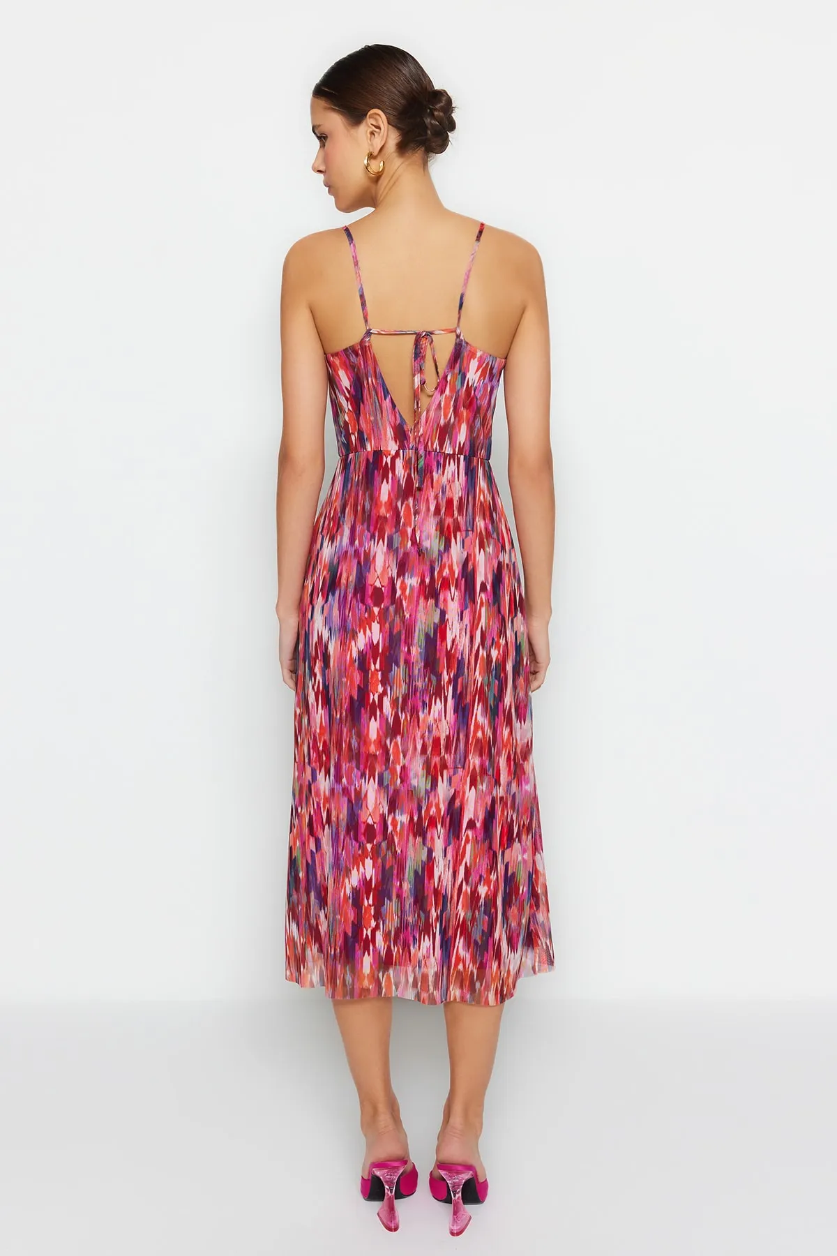 Trendyol Collection  Mehrfarbig gemustertes Midikleid mit überkreuztem Rücken und herzförmigem Ausschnitt in limitierter Auflage, Midikleid aus Tüll TWOSS23EL02092