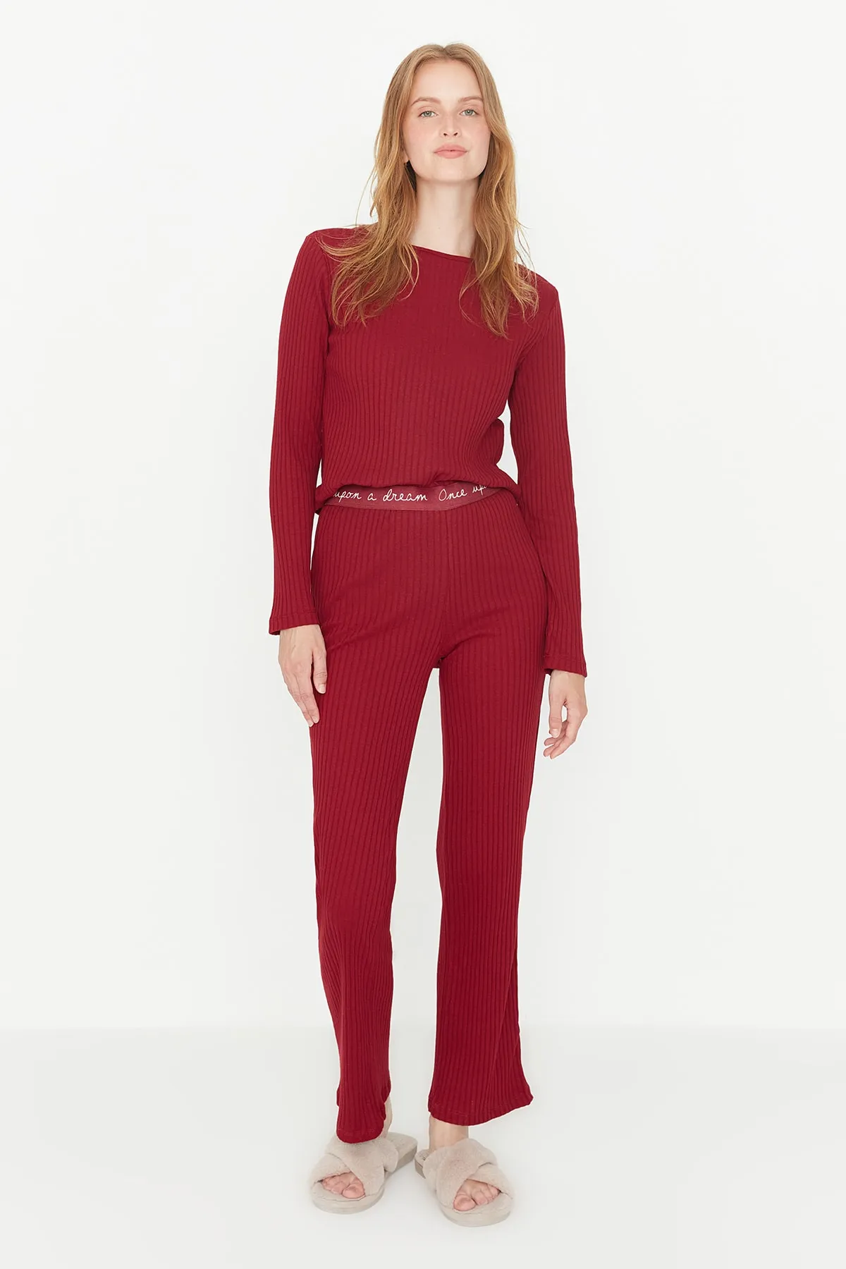 Trendyol Collection  Burgunderfarbenes gestricktes Pyjama-Set aus schnurgebundener Baumwolle mit T-Shirt und Hose aus Gummi THMAW21PT0269
