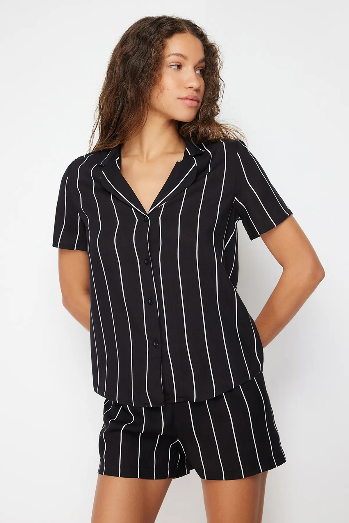 Trendyol Collection  Schwarz gestreiftes Viskose-Pyjama-Set THMSS24PT00012