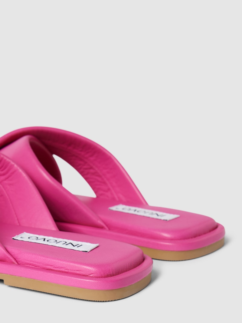 Slides mit gekreuzten Riemen in pink