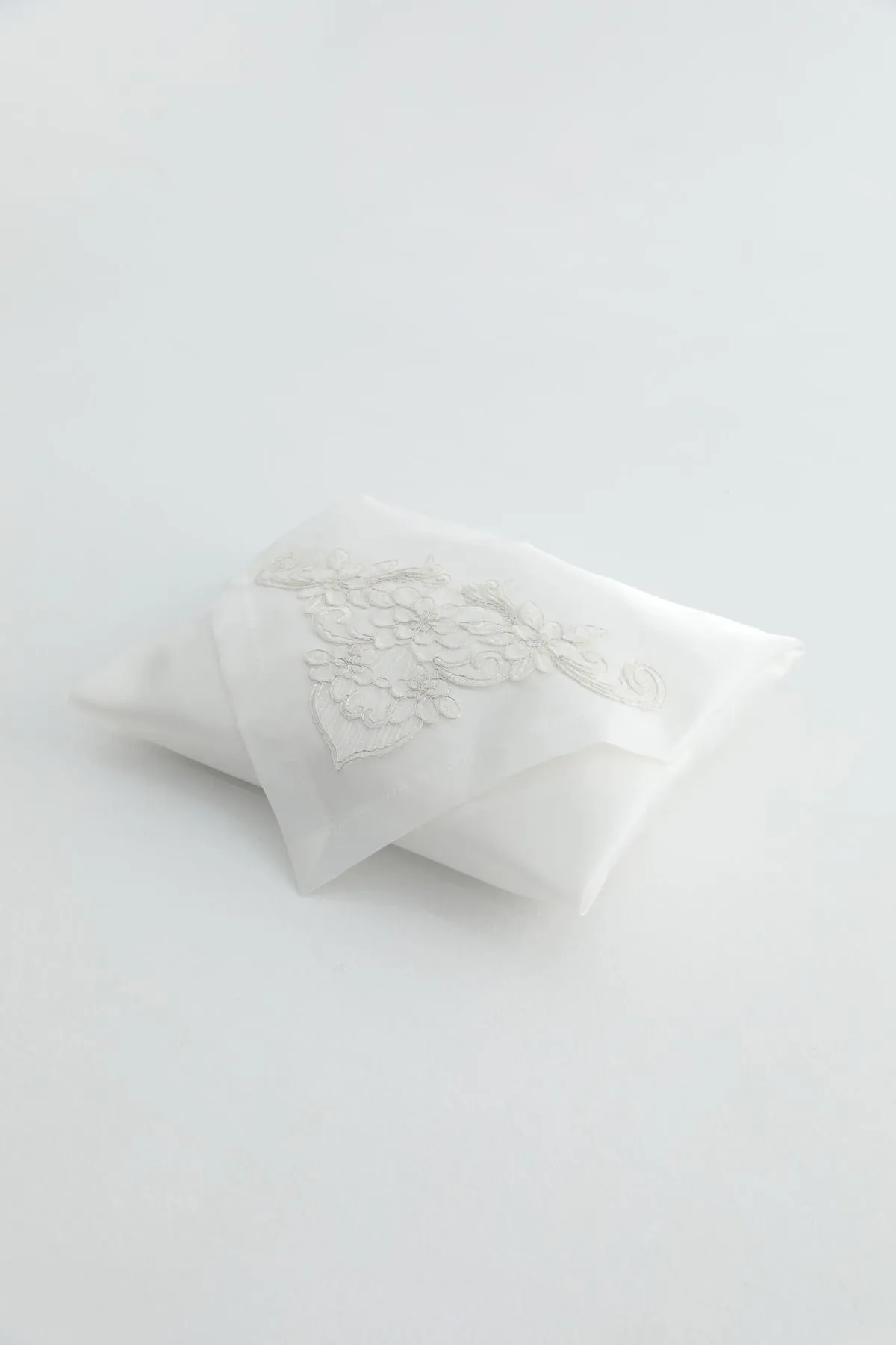 FAVORA  Pera Frassfreies, besticktes Mitgift-Satin-Paket - Ecru