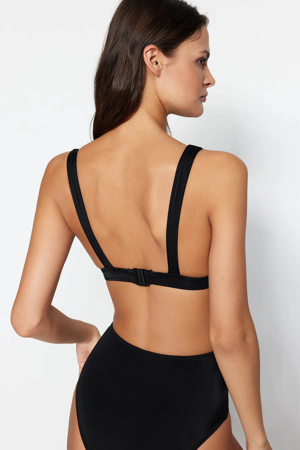 Trendyol Collection  Schwarzes Triangel-Bikinioberteil mit Ausschnitt/Fenster TBESS20BU0202