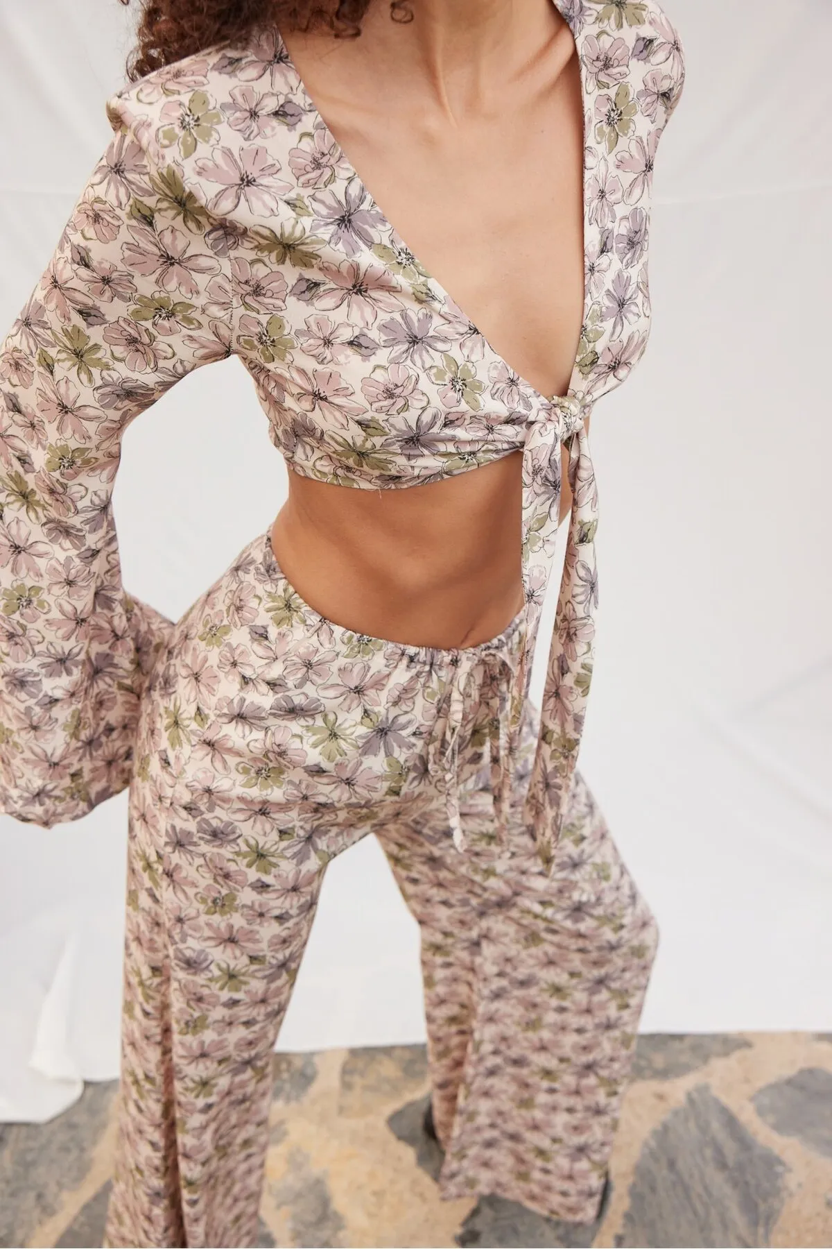 VATKALI  Set aus Bluse und Hose mit Blumenmuster
