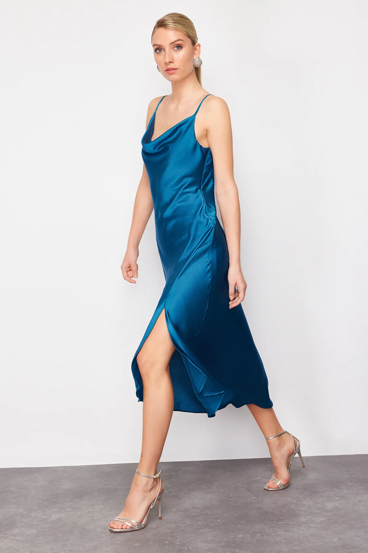 Trendyol Collection  Abendkleid aus ölgefüttertem, gewebtem Satin TPRSS19BB0058