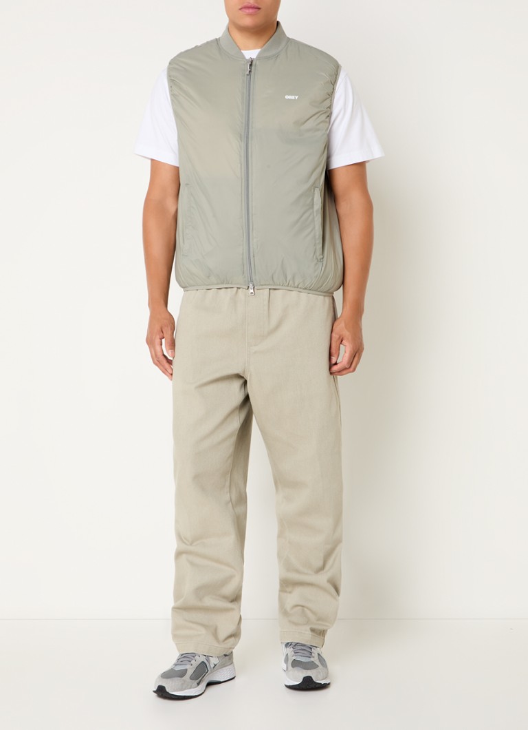 Pantaloni chino Obey, comozi și cu buzunare laterale.