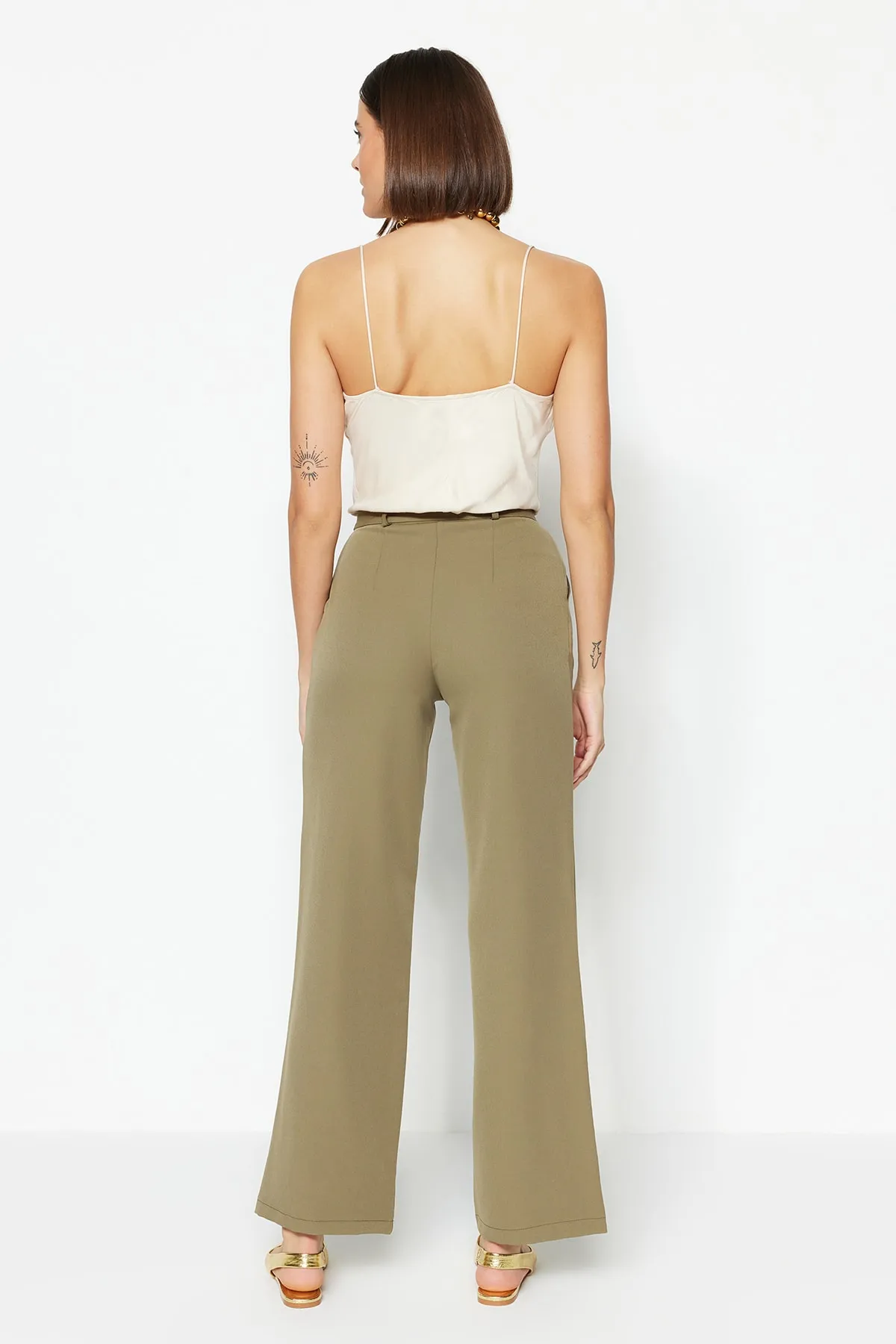 Trendyol Collection  Hellkhakifarbene, gewebte Hose mit hoher Taille und weitem Bein/Plissee mit weitem Bein TWOAW21PL0076
