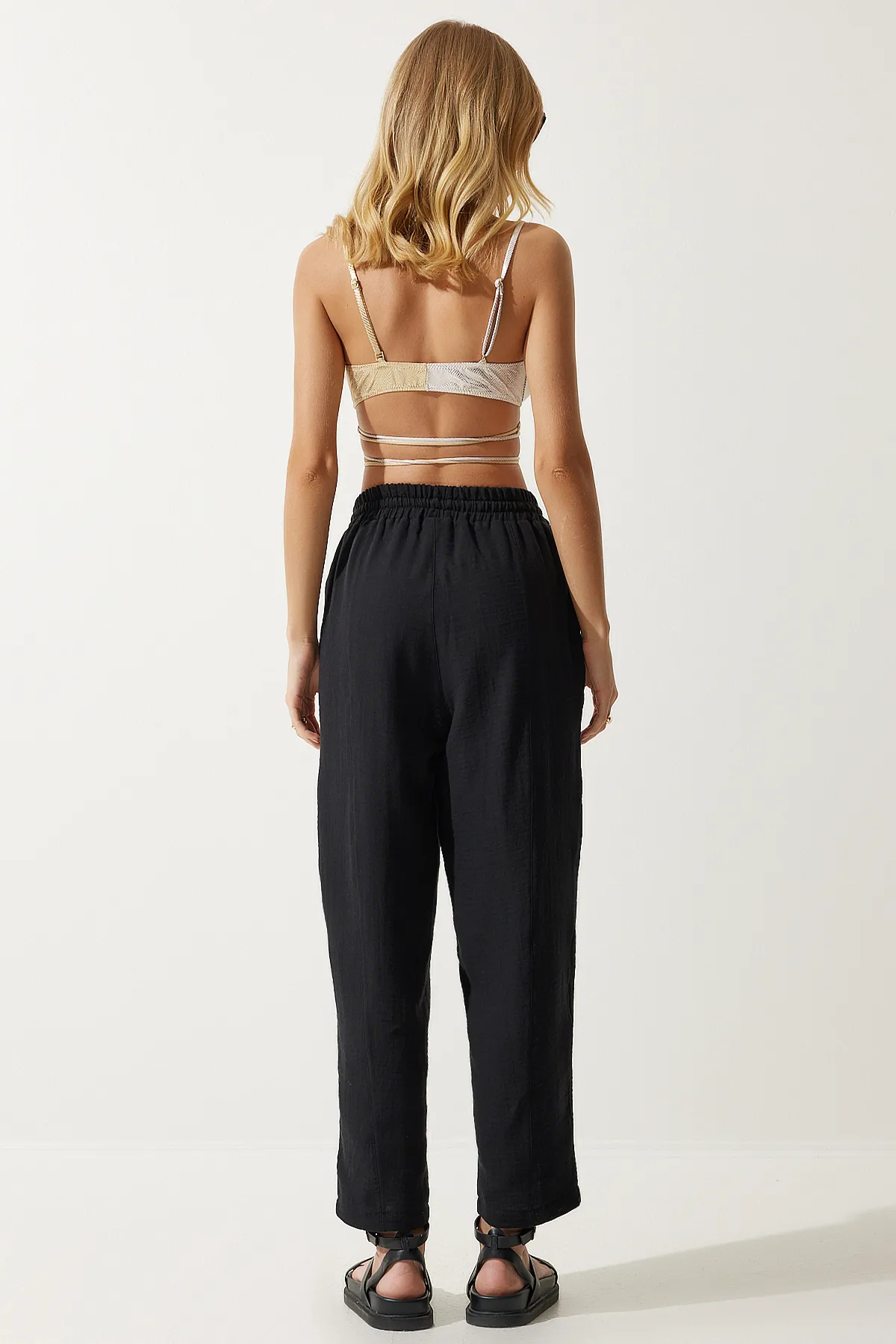 Happiness İstanbul  Schwarzes Oversize-Set aus Musselin-Hemd und -Hose für Damen TO00128
