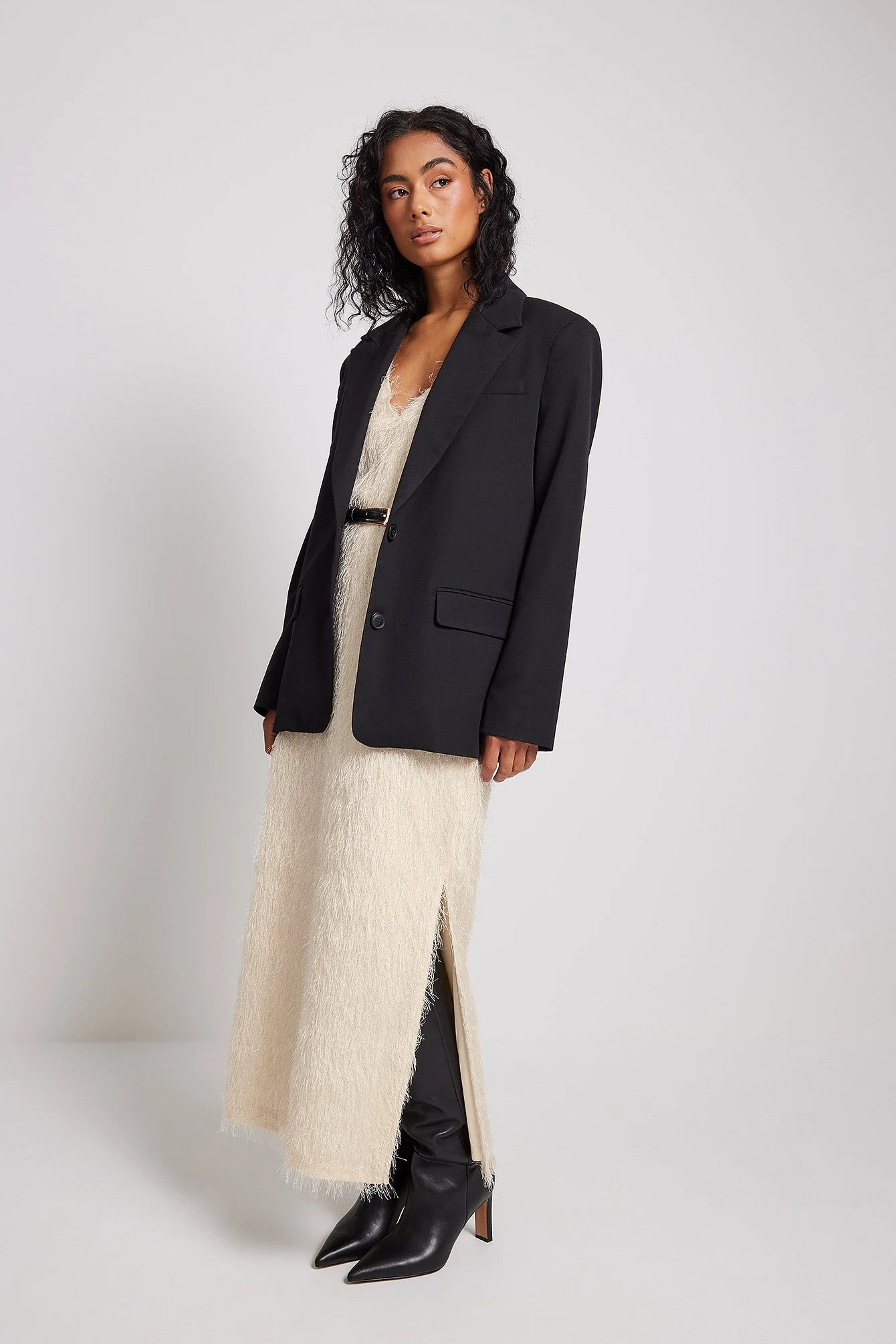 Maxikleid mit Federn