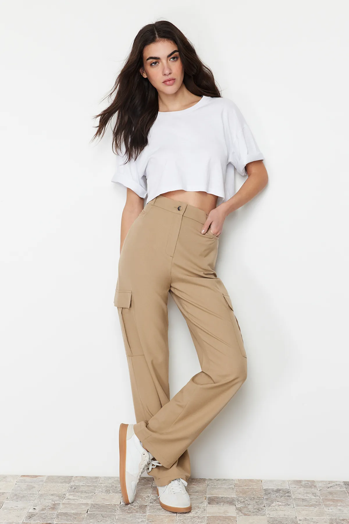 Trendyol Collection  Nerzfarbene, gerade/gerade geschnittene Cargo-Hose mit Taschen TWOSS24PL00044