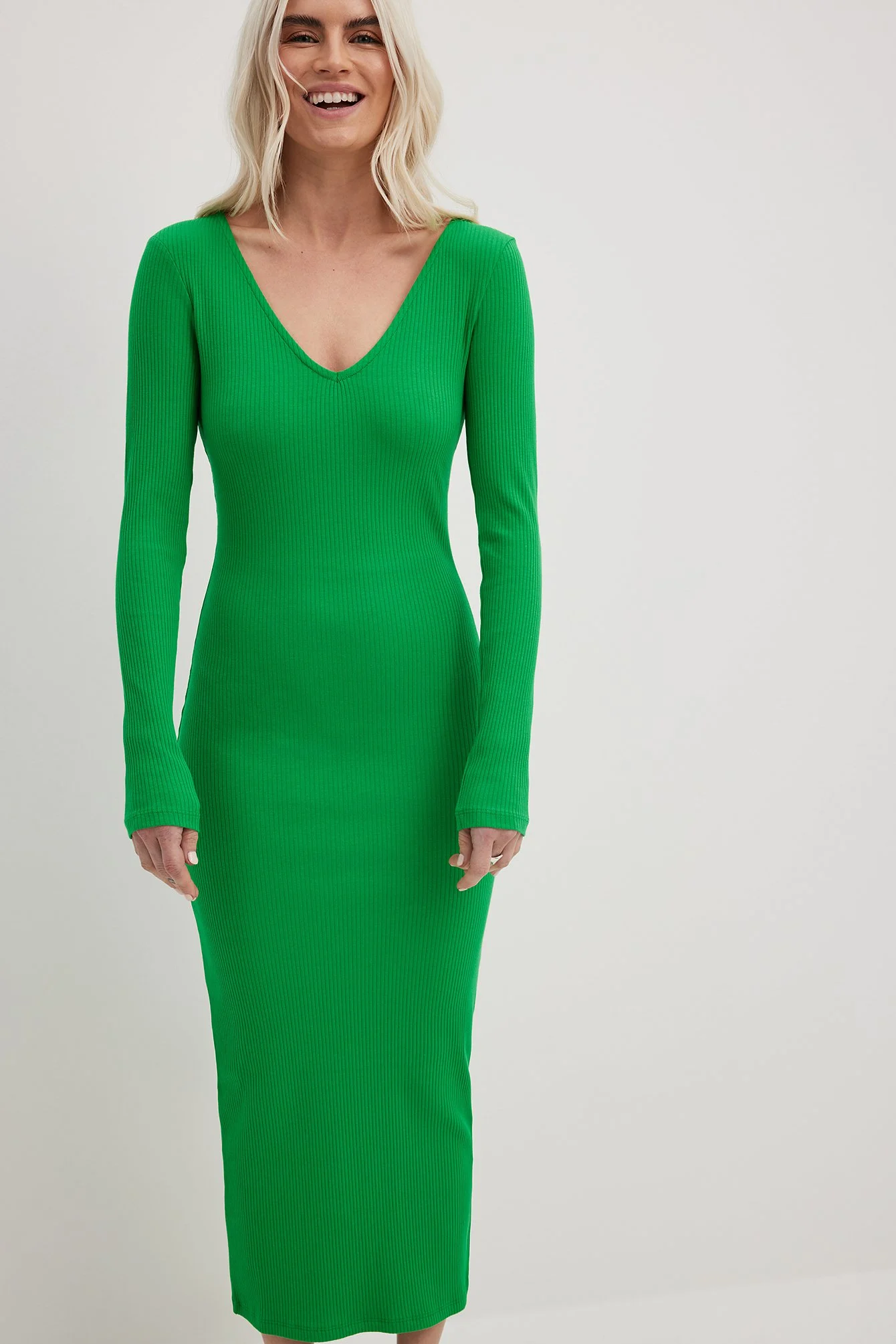 Geripptes Midikleid mit V-Ausschnitt