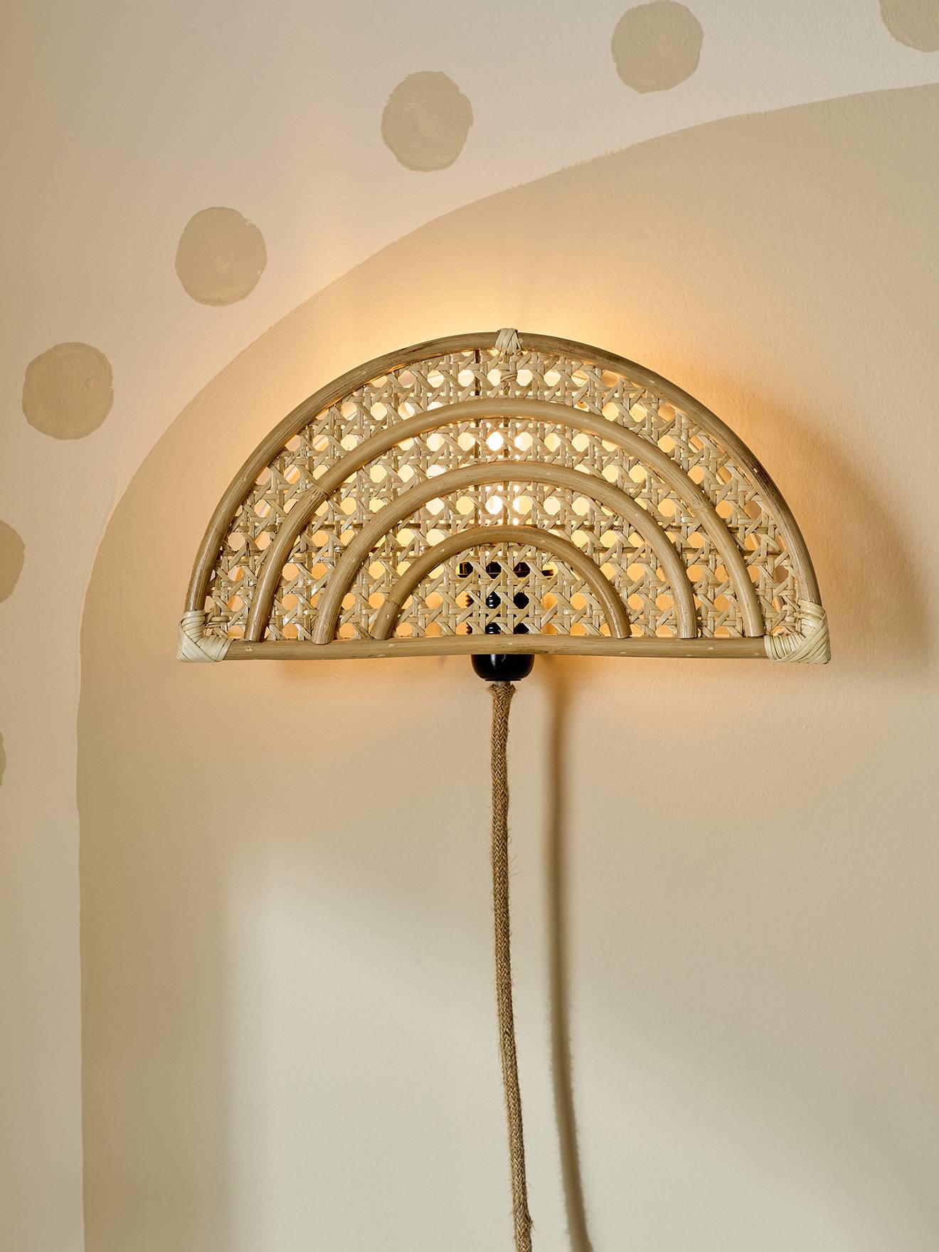 Applique arc-en-ciel en rotin et cannage bois