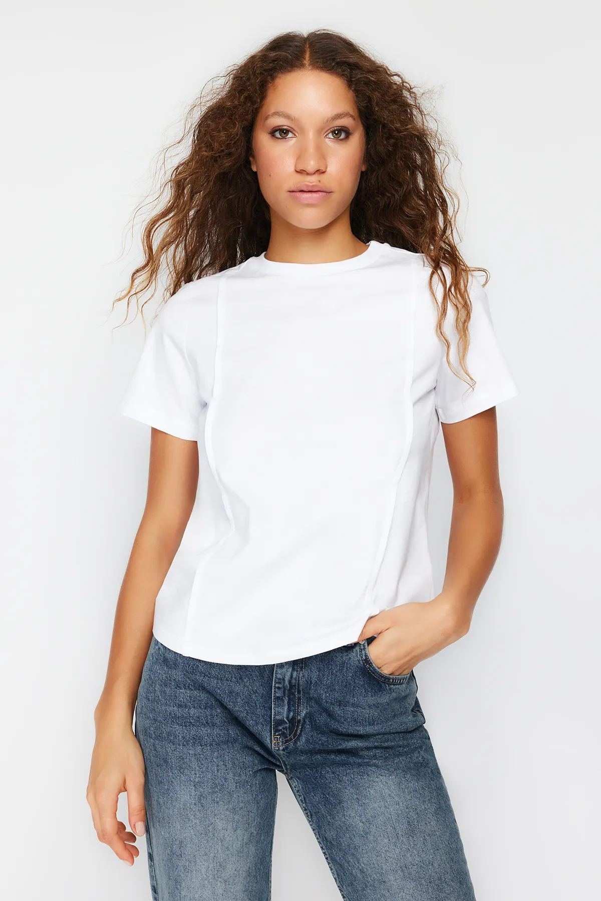 Trendyol Collection  Weißes, geripptes, reguläres Strick-T-Shirt mit Rundhalsausschnitt TWOSS24TS00050
