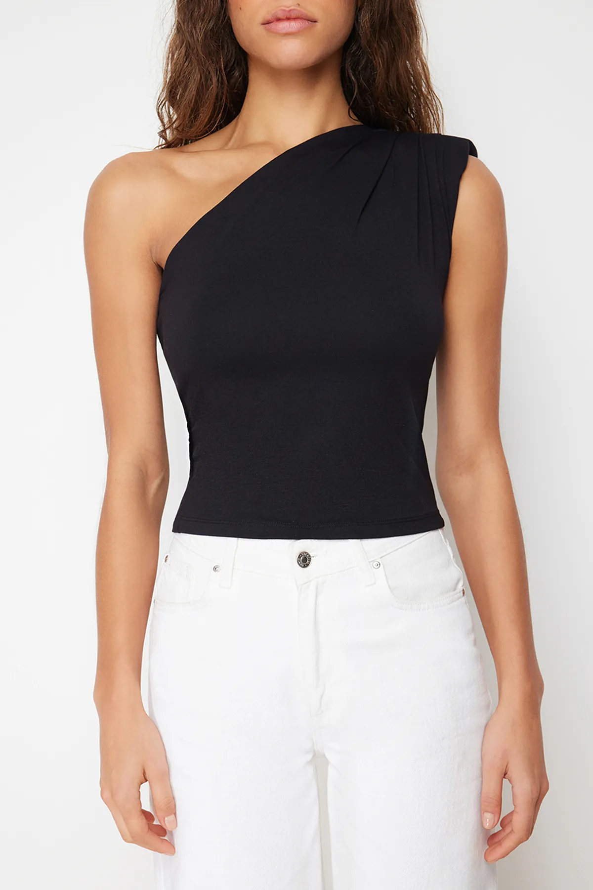 Trendyol Collection  Schwarze asymmetrische, wattierte Stretch-Strickbluse mit einer Schulterpartie TWOSS24BZ00133