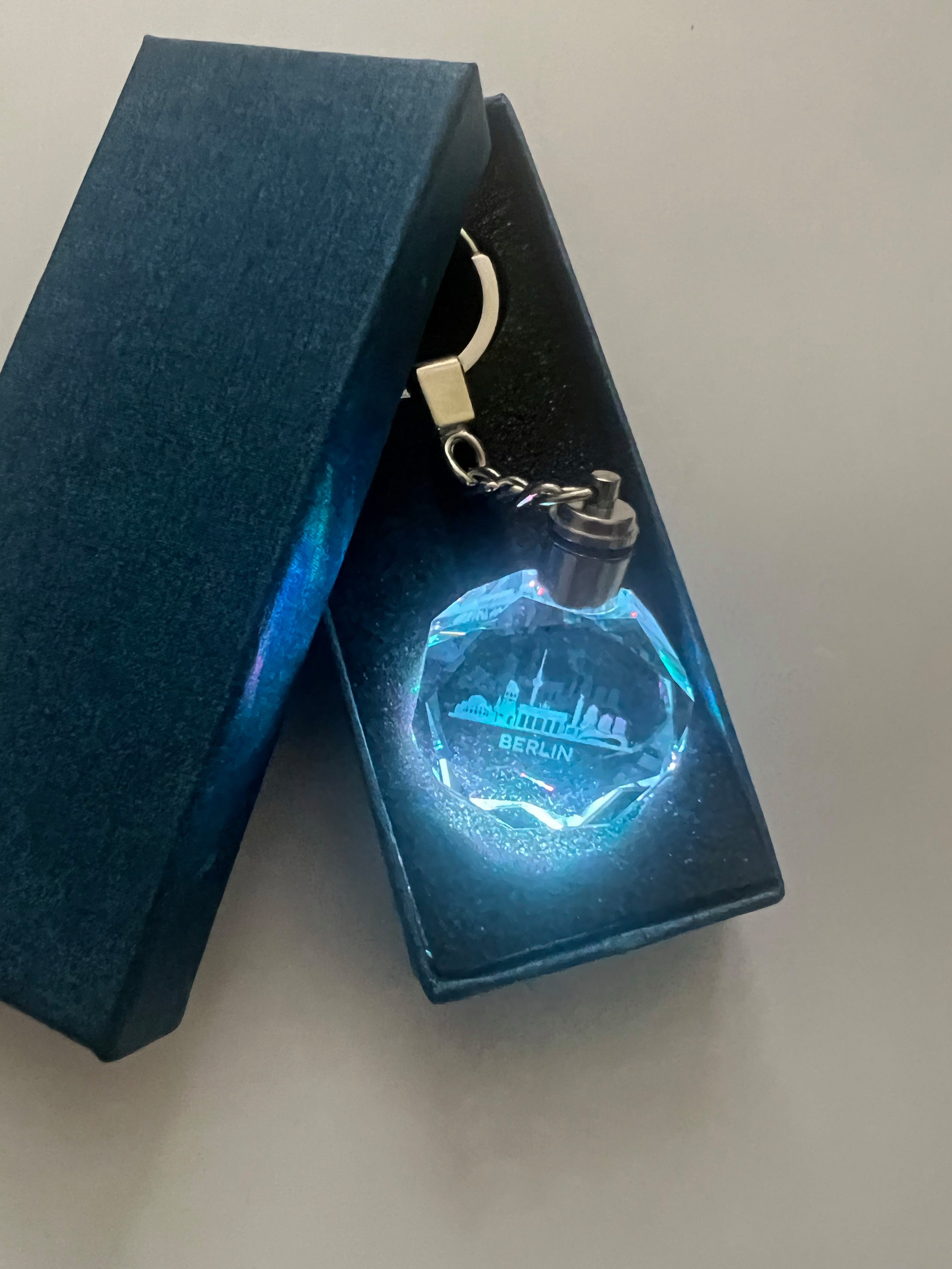 Stelby Schlüsselanhänger Berlin Schlüsselanhänger LED Multicolor mit Geschenkbox