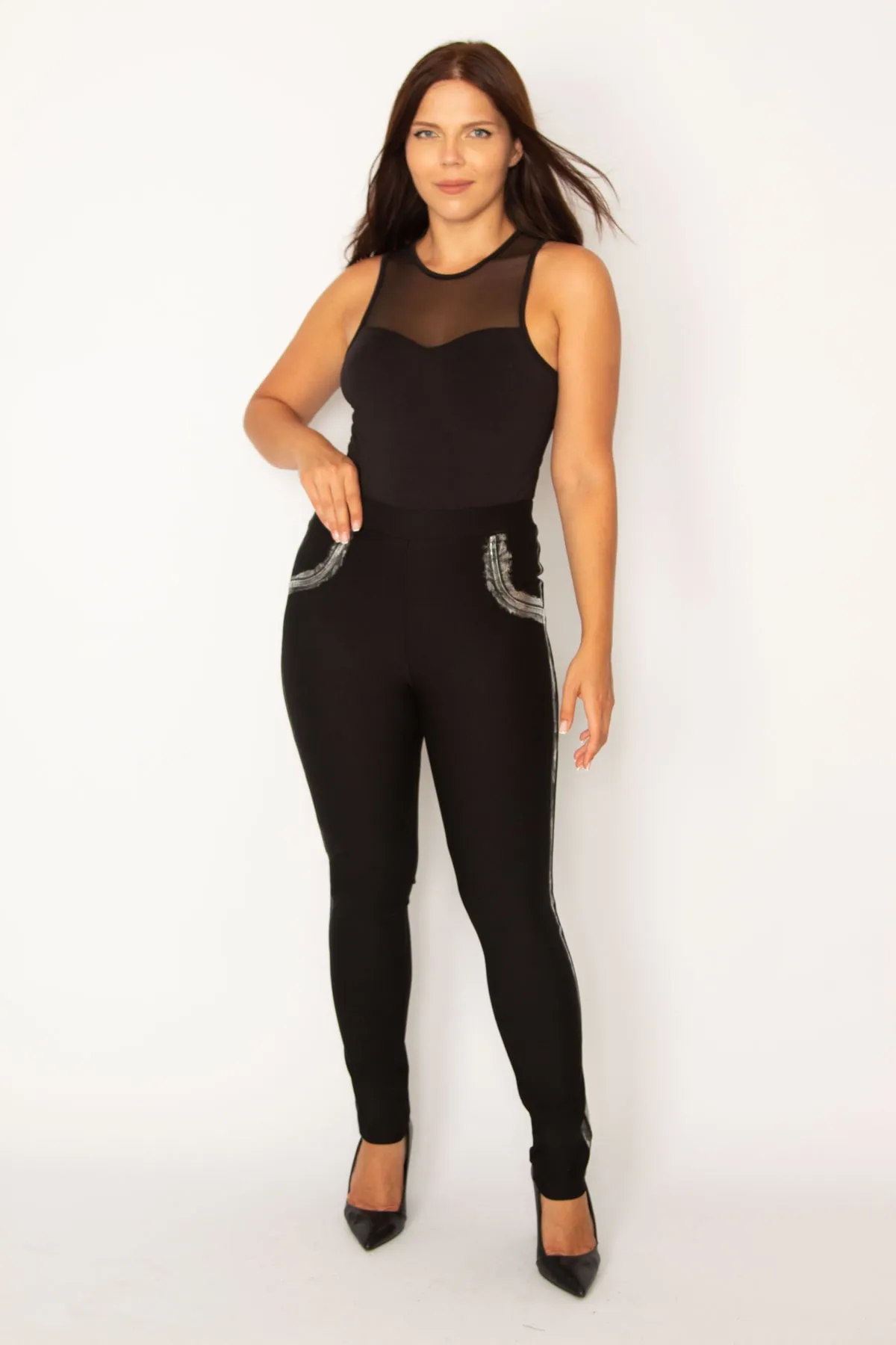 Şans  Schwarze Damen-Hose mit dekorativer Tasche und Lackdruck an den Seiten, elastische Taille aus Tauchstoff und Lycra, 65N27814