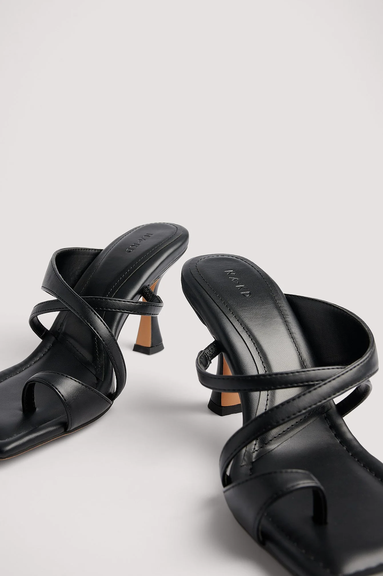 High-Heels mit gekreuzten Zehenriemen