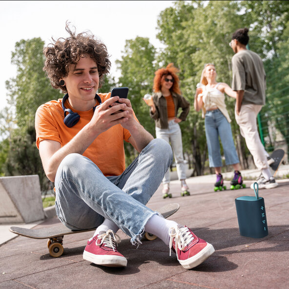 In-Ear-Kopfhörer und Bluetooth Speaker, blau