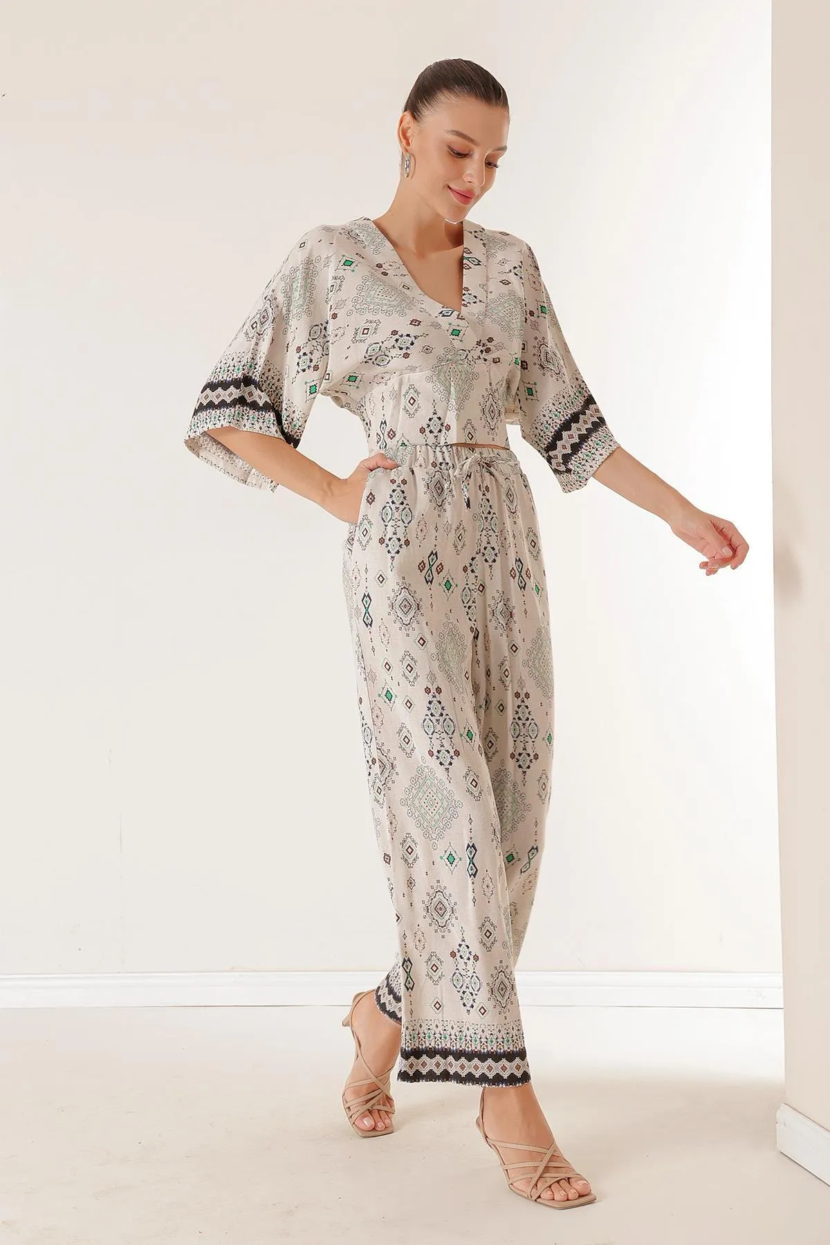 By Saygı  Vorne und hinten V-Ausschnitt, Fledermausärmel, Bluse, elastische Taille, Tasche, Palazzo-Hose, Kelim-Muster, 2-teiliges Set