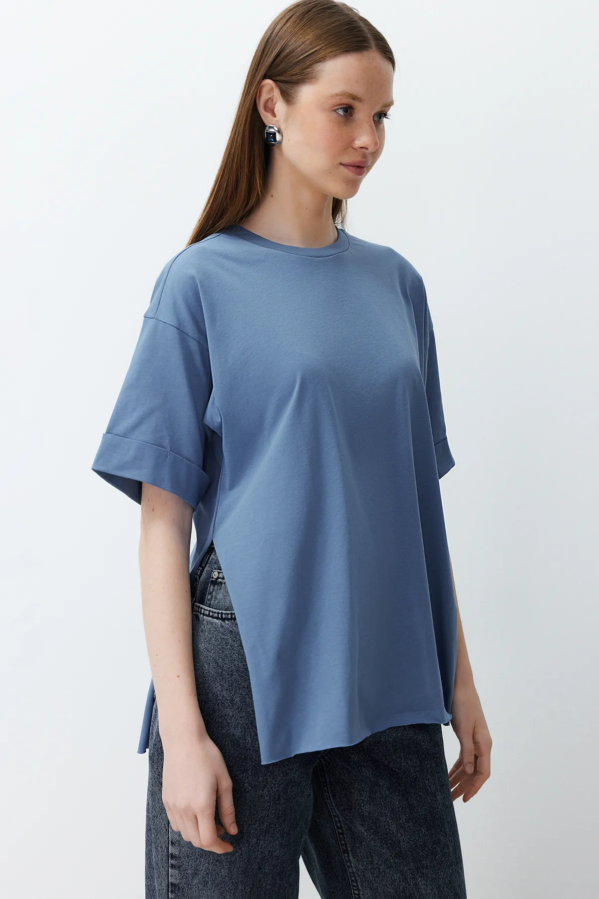 Trendyol Collection  Indigoblaues, asymmetrisches Boyfriend-Strick-T-Shirt aus 100 % Baumwolle mit zwei Ärmeln TWOSS20TS0828