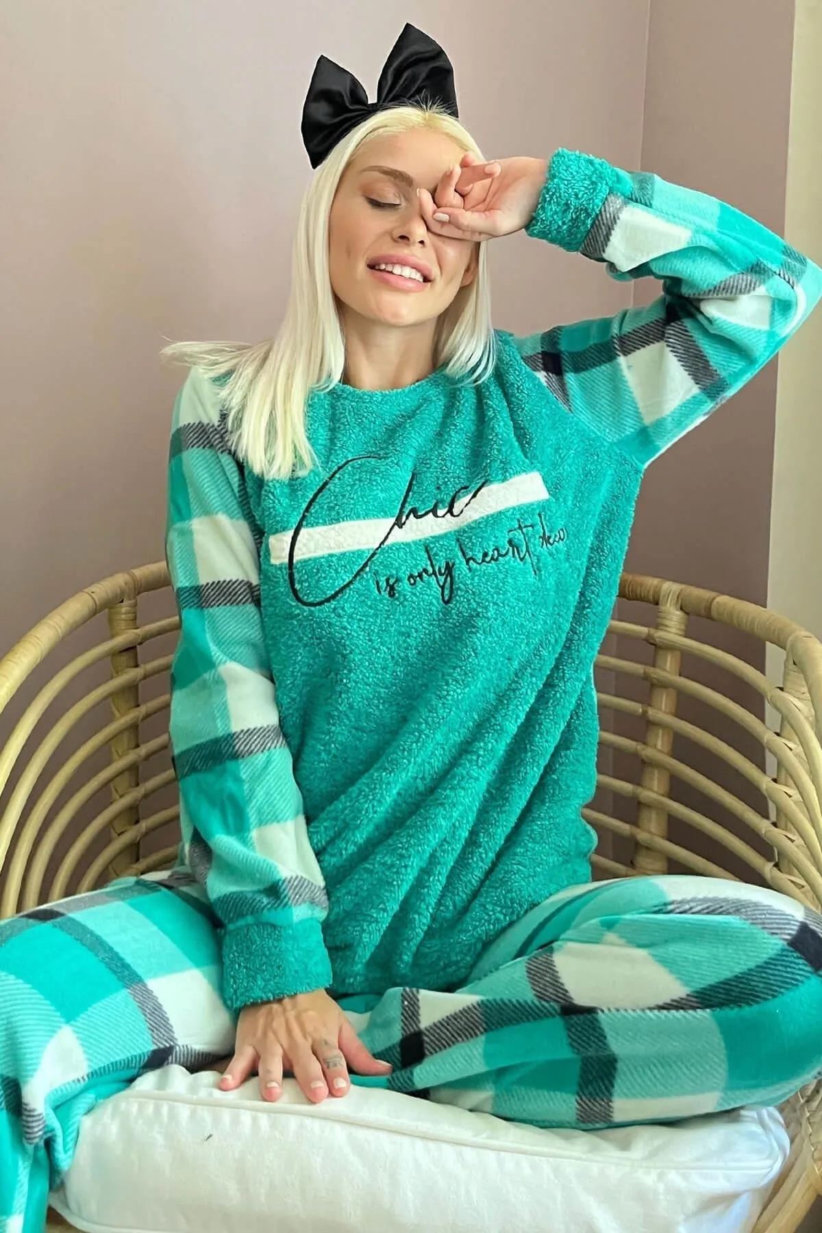 Pijamaevi  Grünes, tief schick gemustertes Plüsch-Pyjama-Set für Damen