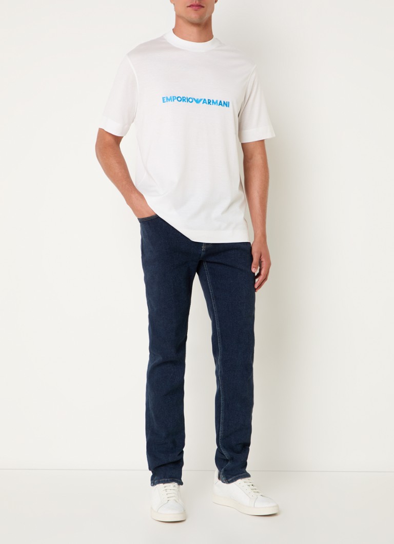 Blugi Emporio Armani slim fit, într-o nuanță închisă, cu buzunare laterale.