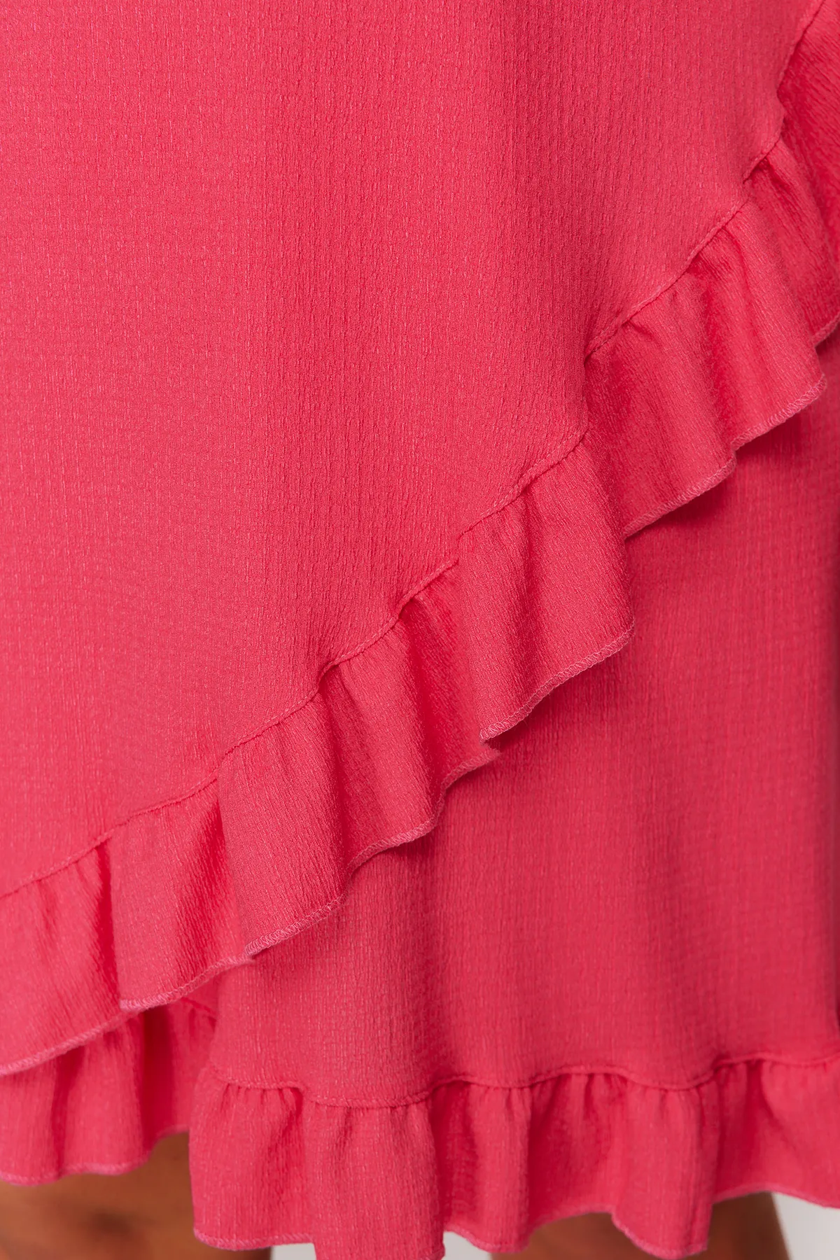 Trendyol Curve  Rosafarbenes, zweireihiges, gerüschtes Strickkleid. Zweireihiges, gerüschtes Mini-Strickkleid mit Volants. TBSSS24AH00037