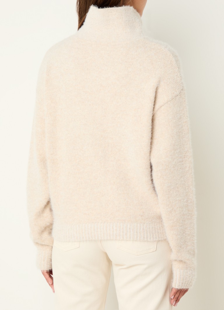 Pulover Andrea de Moscow confecționat din material fin tricotat cu un amestec de lână alpaca.