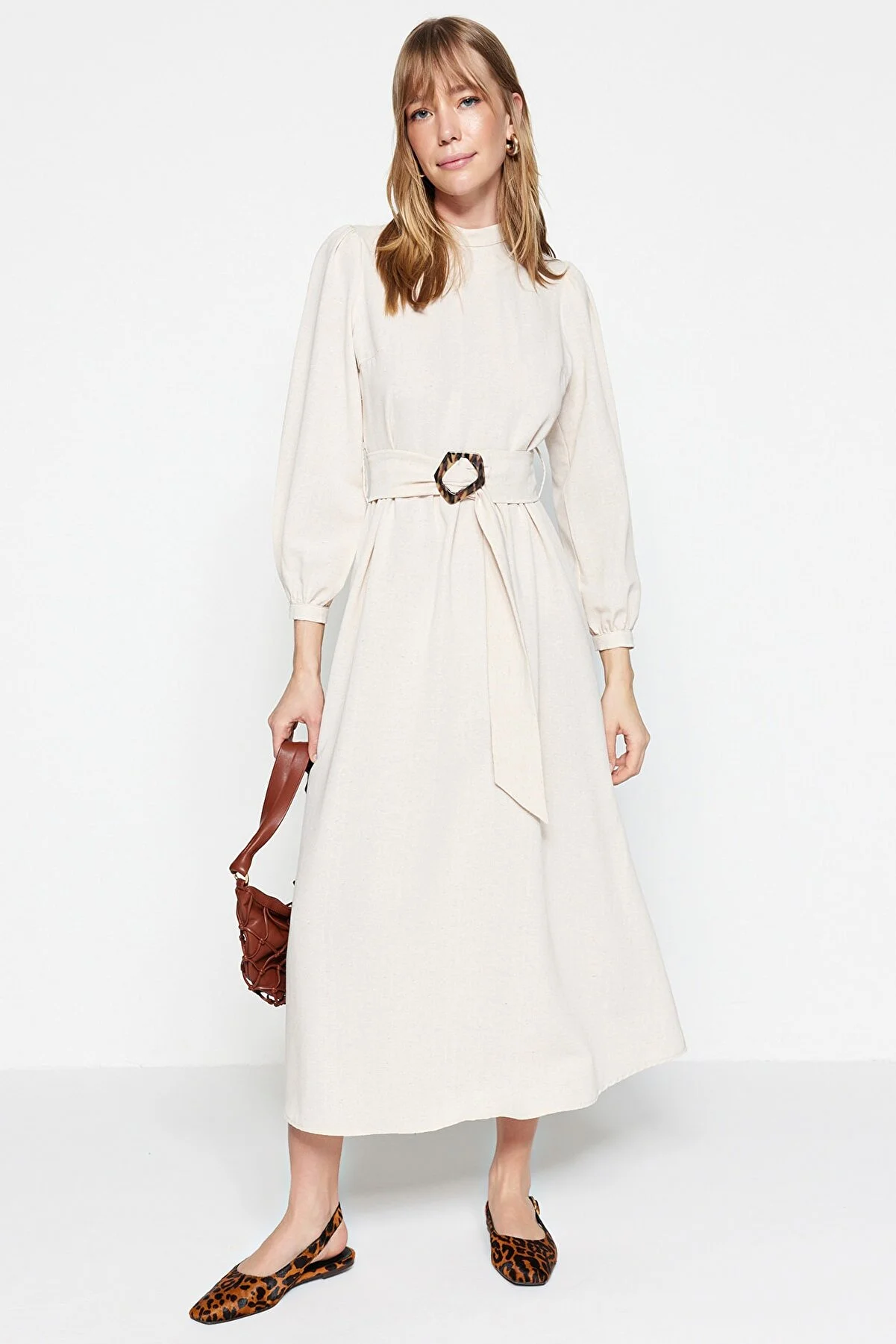Trendyol Modest  Ecrufarbenes, gewebtes Kleid in Leinenoptik mit Gürtel und Stehkragen TCTSS23EB00018