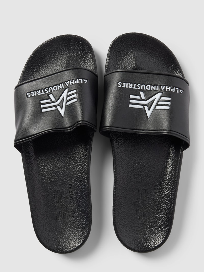 Slides mit Label-Details in schwarz
