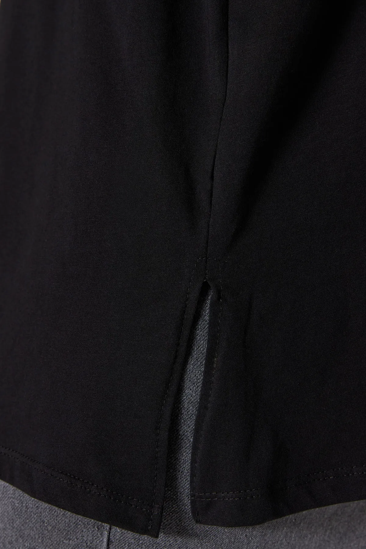 Trendyol Curve  Schwarzes, weit geschnittenes, bedrucktes Strick-T-Shirt mit Rundhalsausschnitt TBBSS23BF00015
