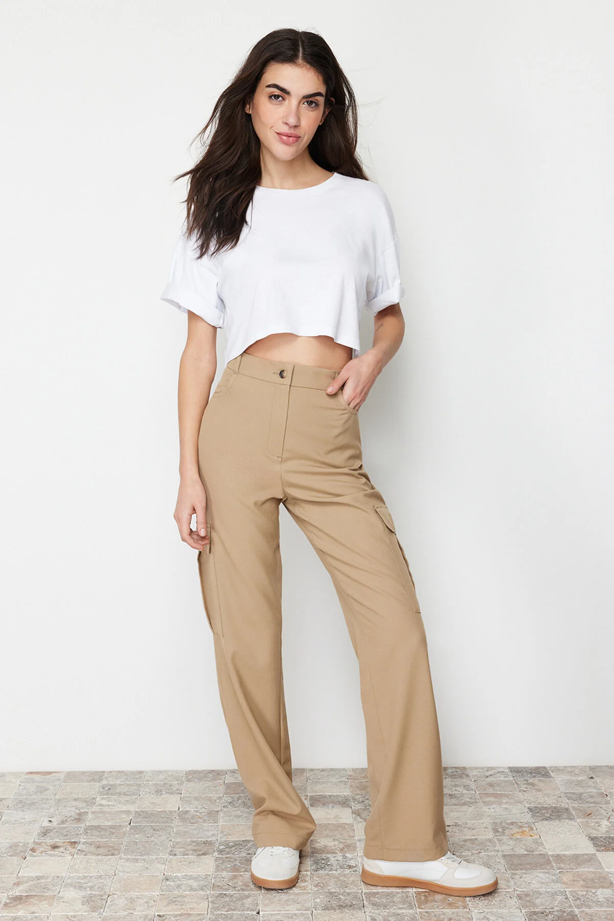 Trendyol Collection  Nerzfarbene, gerade/gerade geschnittene Cargo-Hose mit Taschen TWOSS24PL00044