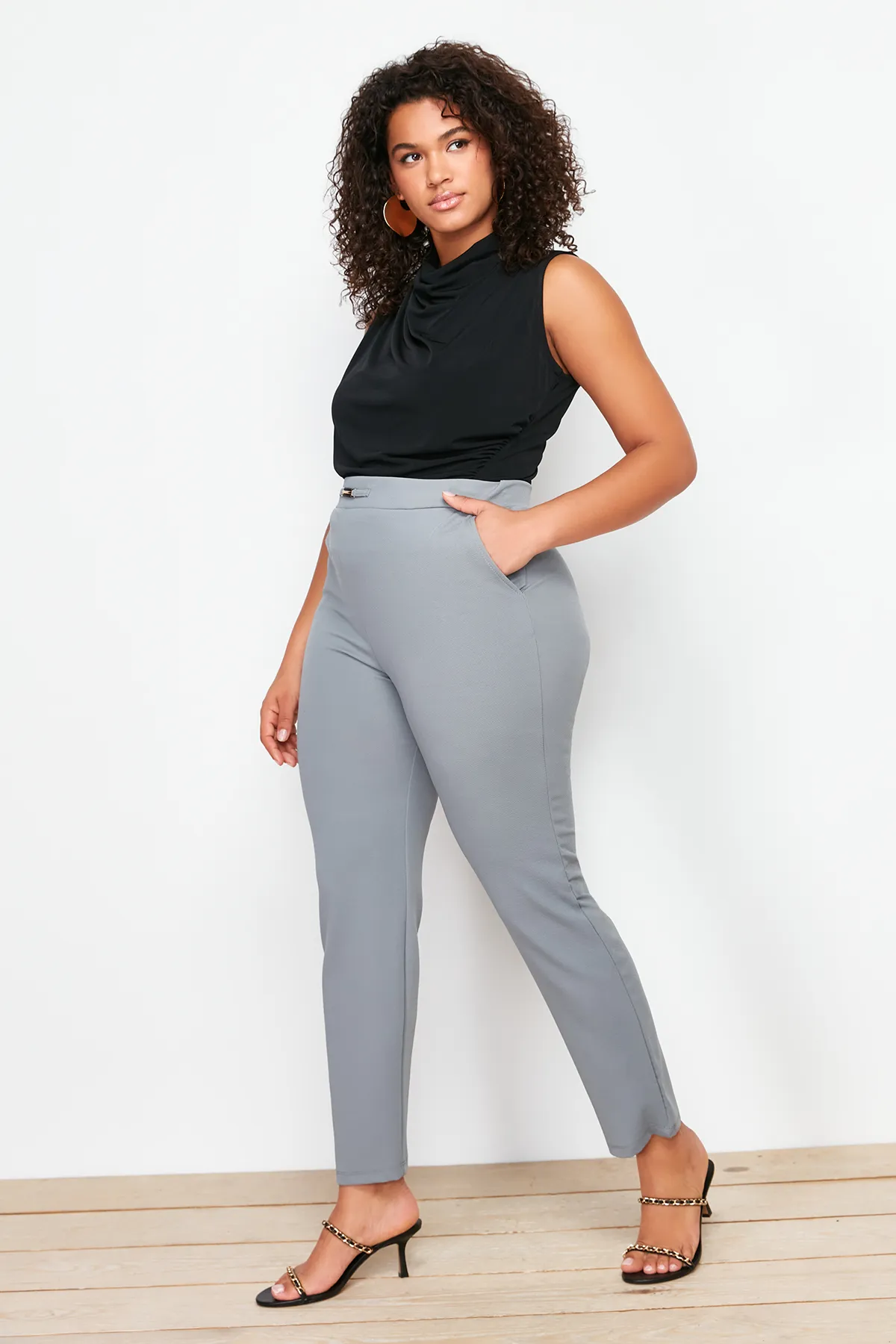 Trendyol Curve  Graue, detaillierte Strickhose mit Zigarettenzubehör TBSSS24AR00023