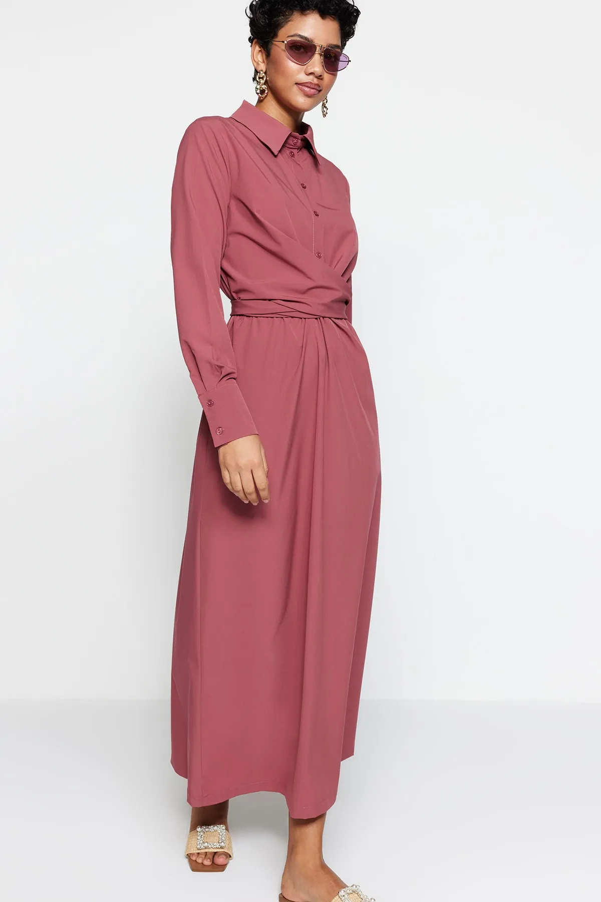 Trendyol Modest  Gewebtes Kleid aus Fallschirmstoff mit getrockneter Rose, Schnürung und detaillierter halber Knopfleiste TCTSS23EB00103