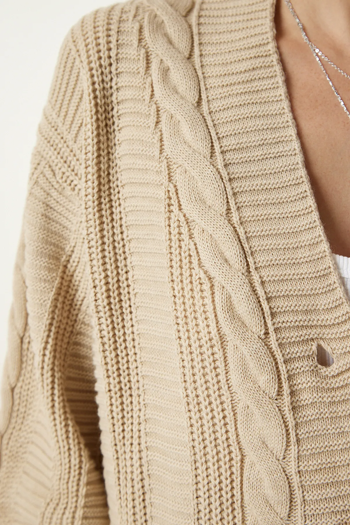 Happiness İstanbul  Cremefarbene, geflochtene Strickjacke mit Ballonärmeln für Damen ZA00039
