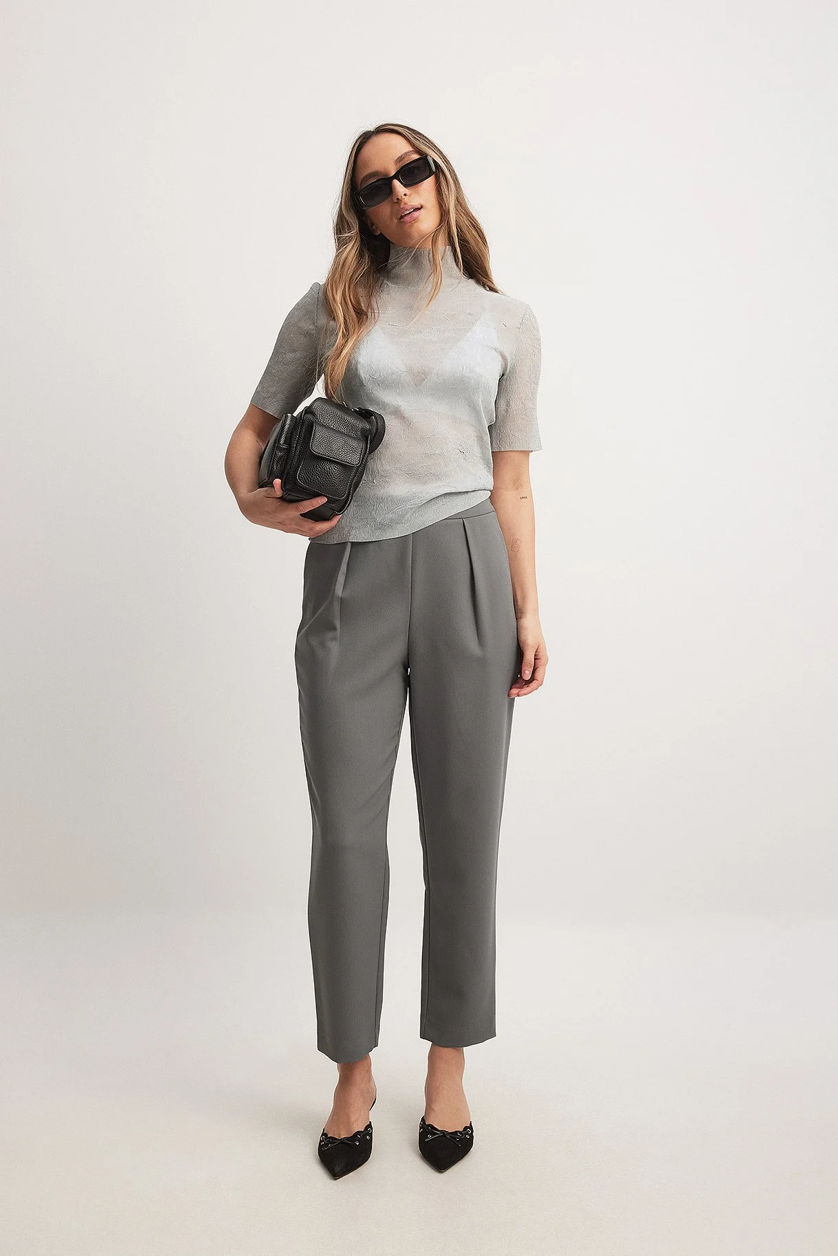 Schmal zulaufende Hose mit hoher Taille
