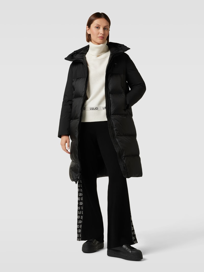 Steppmantel mit Label-Patch in schwarz