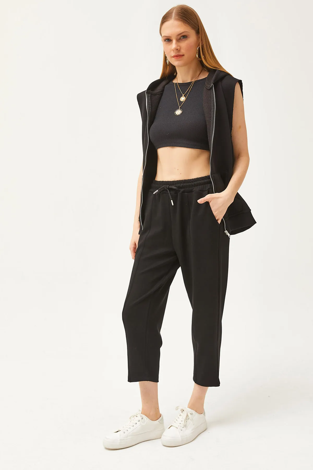 Olalook  Schwarze, weich strukturierte Modal-Jogginghose für Damen mit Taschennähten EŞF-00000069